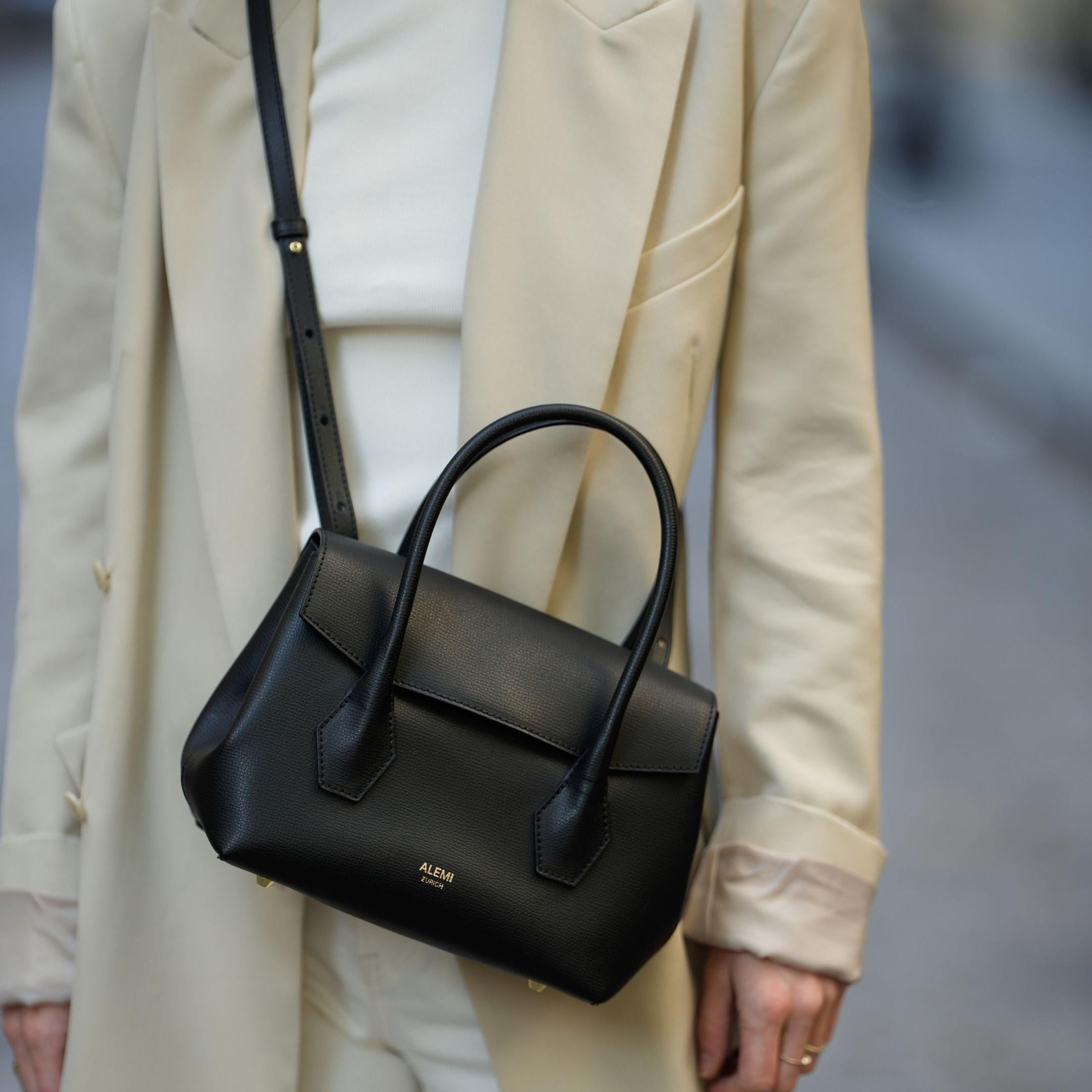ALEMI Zurich | IDA SMALL | Small Bag | Black | Pebbled Leather | Model carrying bag cross body