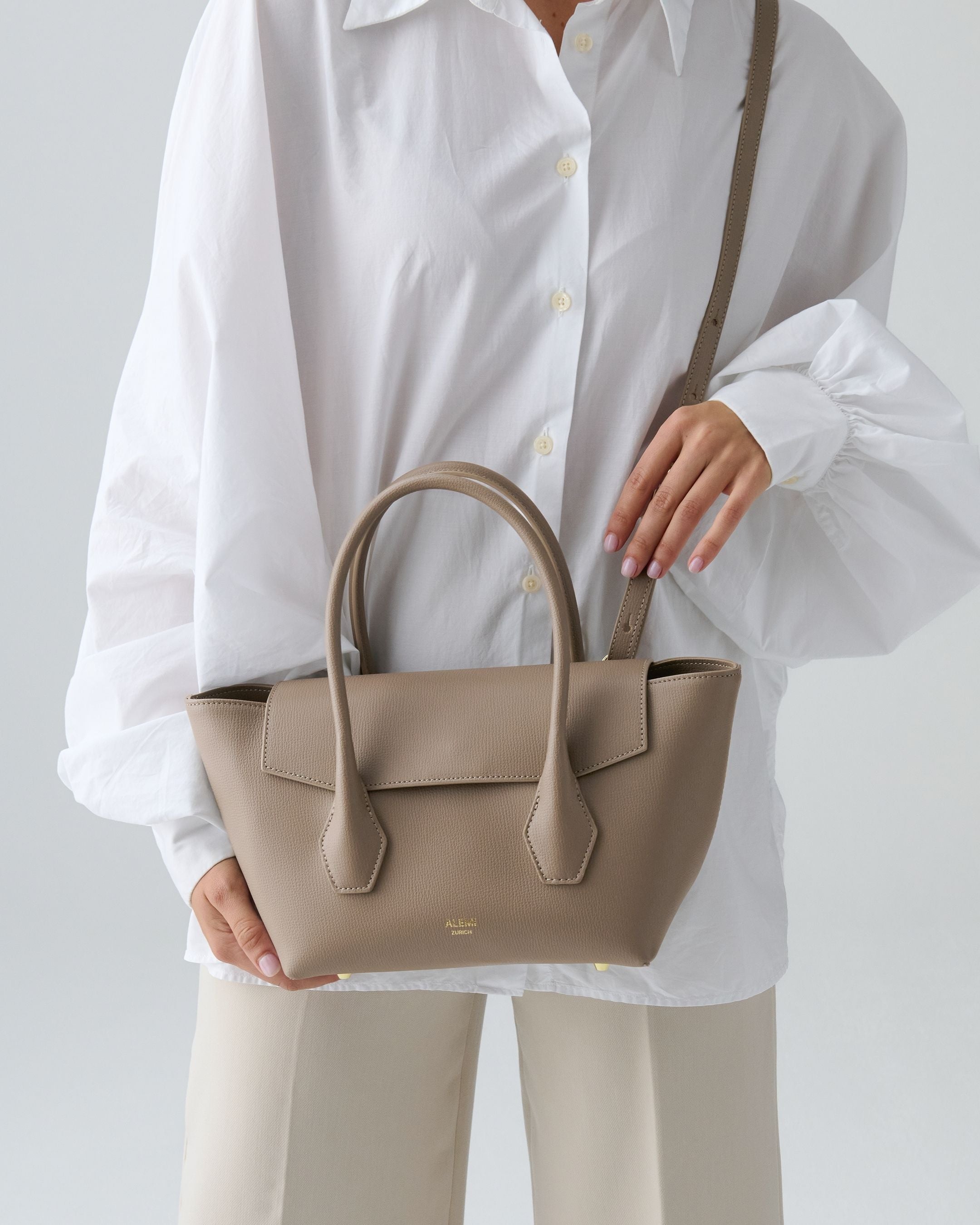 ALEMI Zurich | IDA SMALL | Small Bag | Greige | Pebbled Leather | Model carrying bag cross body close up