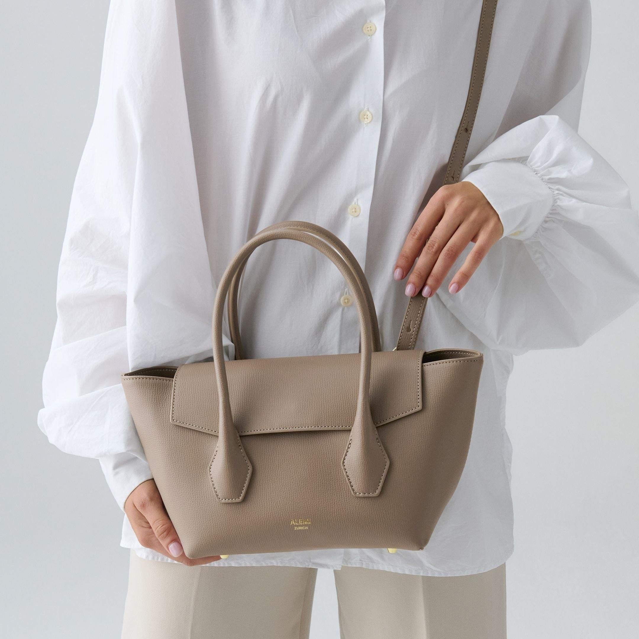 ALEMI Zurich | IDA SMALL | Small Bag | Greige | Pebbled Leather | Model carrying bag cross body close up
