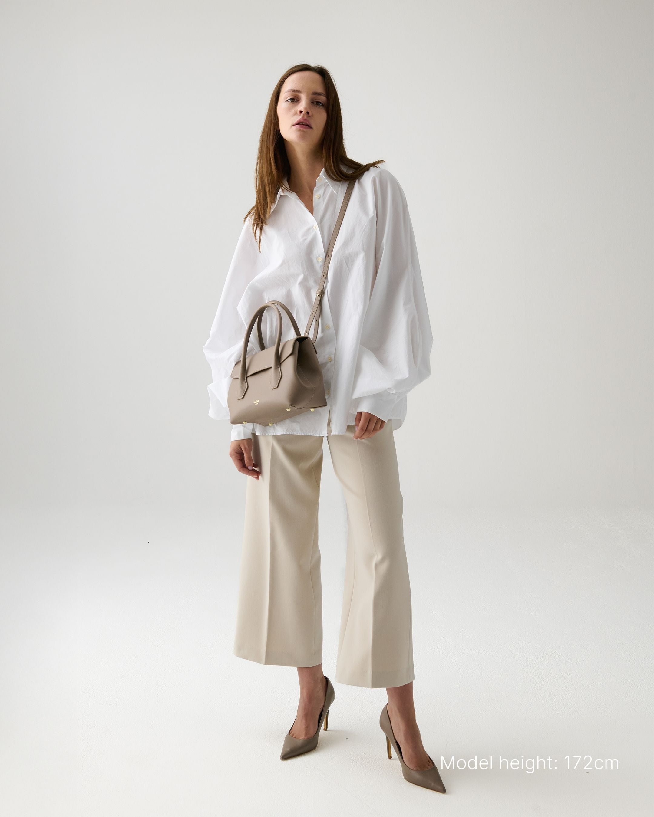 ALEMI Zurich | IDA SMALL | Small Bag | Greige | Pebbled Leather | Model carrying bag cross body