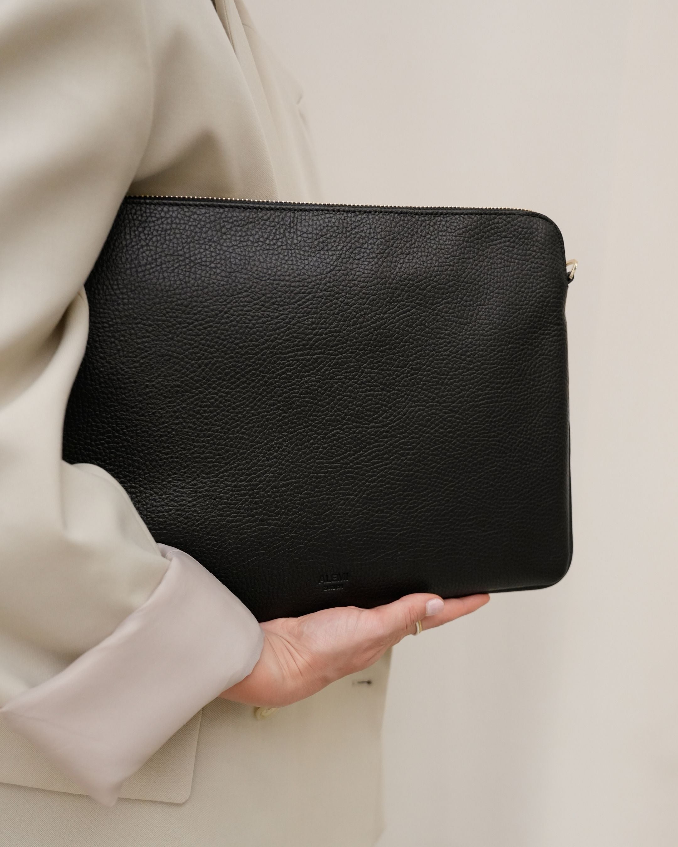 ALEMI Zurich | LAPTOP CASE | Accessoires | Black | Soft Grain Leather | Model carrying laptop case