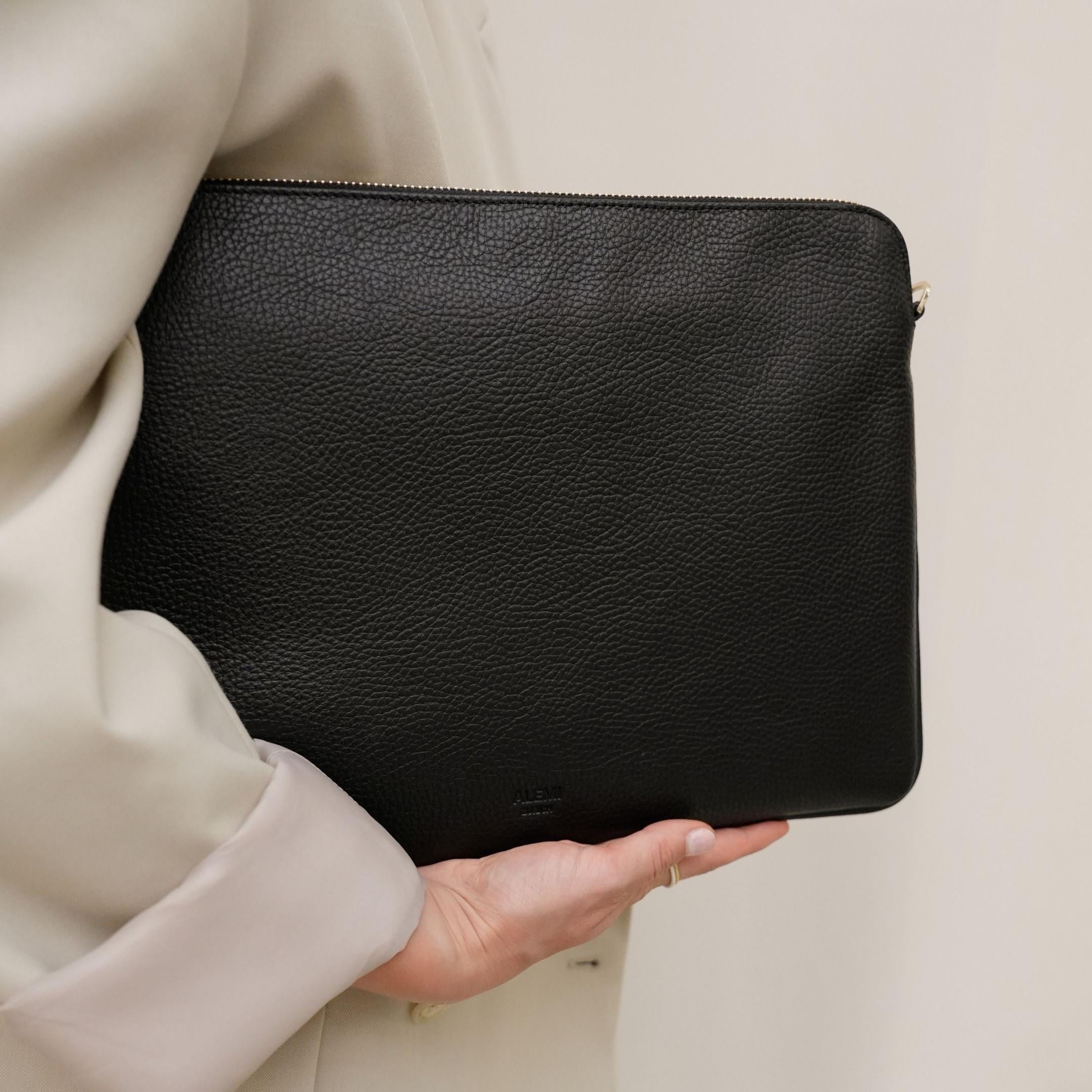 ALEMI Zurich | LAPTOP CASE | Accessoires | Black | Soft Grain Leather | Model carrying laptop case