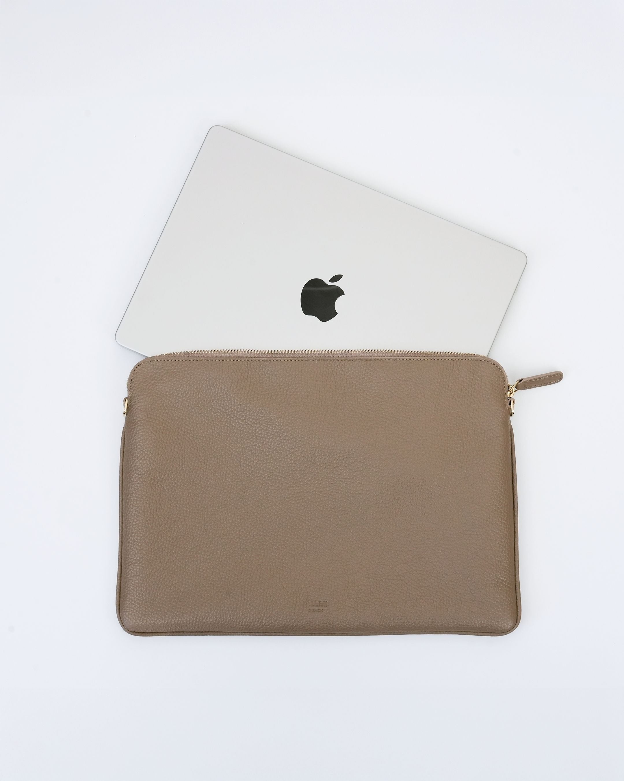 ALEMI Zurich | LAPTOP CASE | Accessoires | Greige | Soft Grain Leather | With laptop