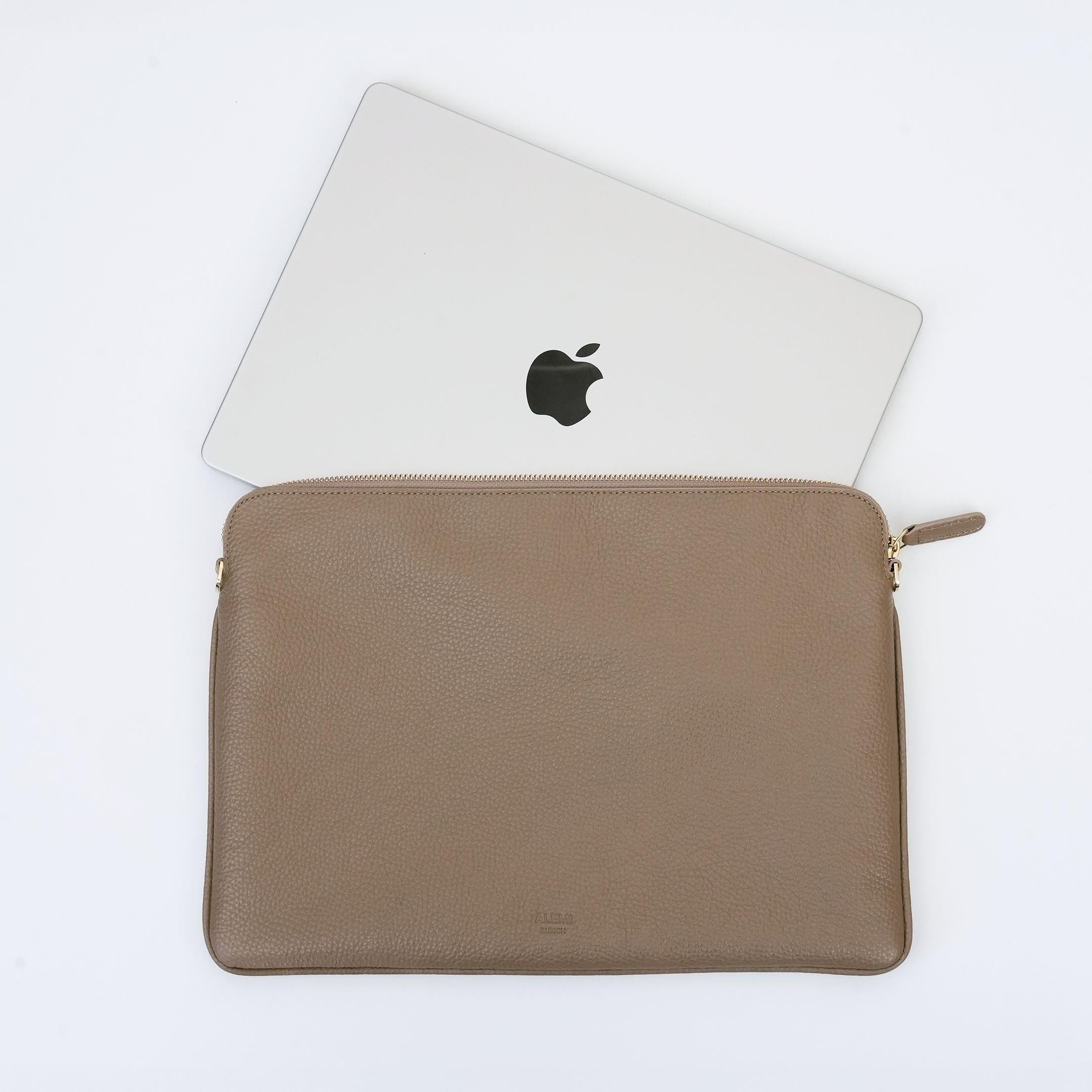 ALEMI Zurich | LAPTOP CASE | Accessoires | Greige | Soft Grain Leather | With laptop