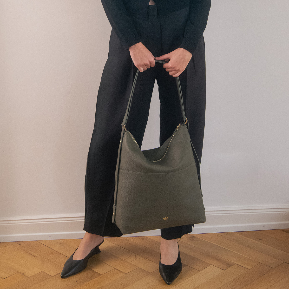 ALEMI Zurich | LETTEN | Laptop Bag | Olive Green | Soft Grain Leather | Bag in hand