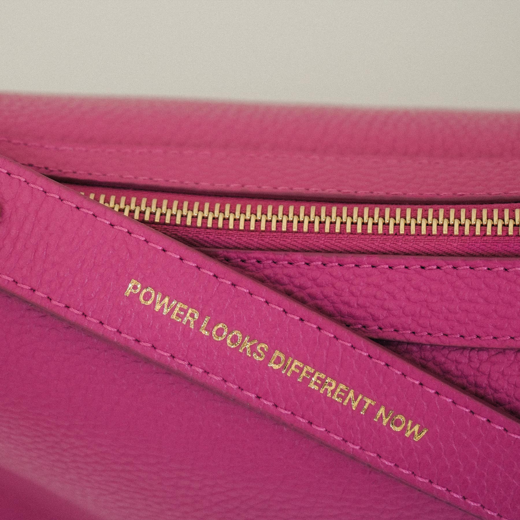 ALEMI Zurich | LETTEN SMALL | Small Bag | Fuchsia | Soft Grain Leather | Bag embossing detail