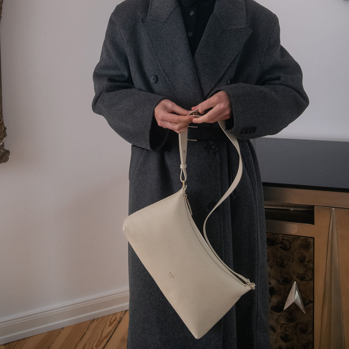 ALEMI Zurich | LETTEN SMALL | Small Bag | Sandstone | Soft Grain Leather | Model adjusting shoulder strap