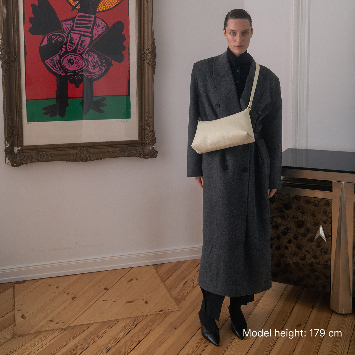 ALEMI Zurich | LETTEN SMALL | Small Bag | Sandstone | Soft Grain Leather | Model carrying bag cross-body