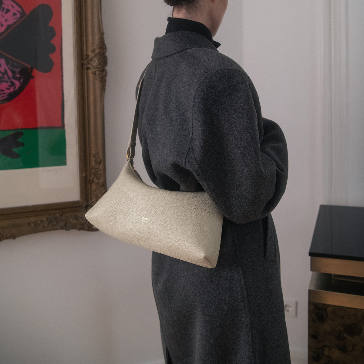 ALEMI Zurich | LETTEN SMALL | Small Bag | Sandstone | Soft Grain Leather | Model carrying bag on shoulder close up