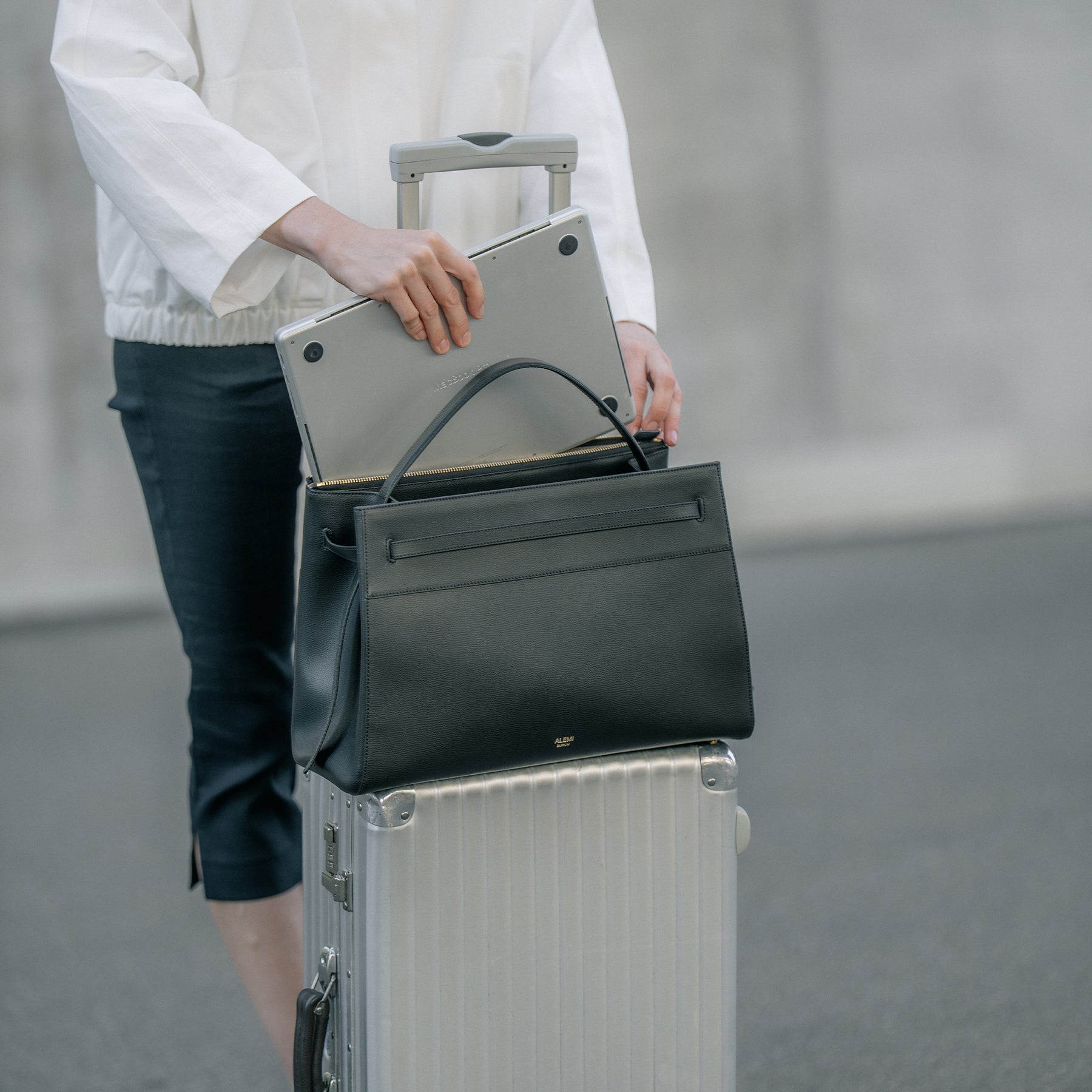 ALEMI Zurich | SEEFELD | Laptop Bag | Black | Pebbled Leather | Bag on trolley with laptop