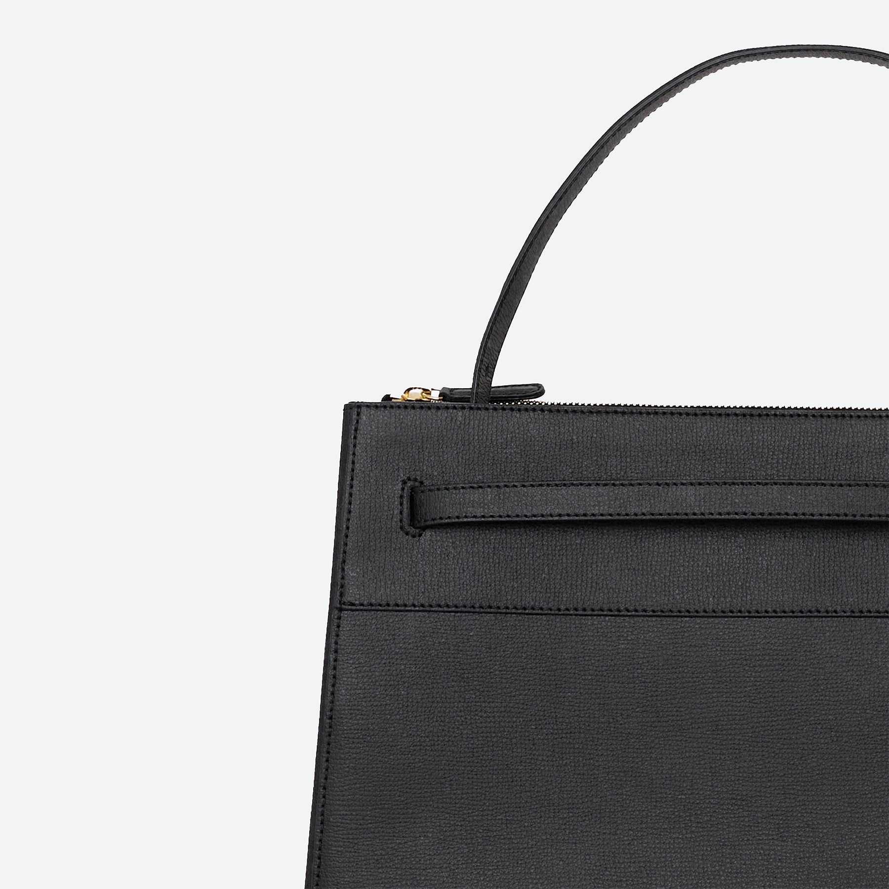 ALEMI Zurich | SEEFELD | Laptop Bag | Black | Pebbled Leather | Leather detail close up