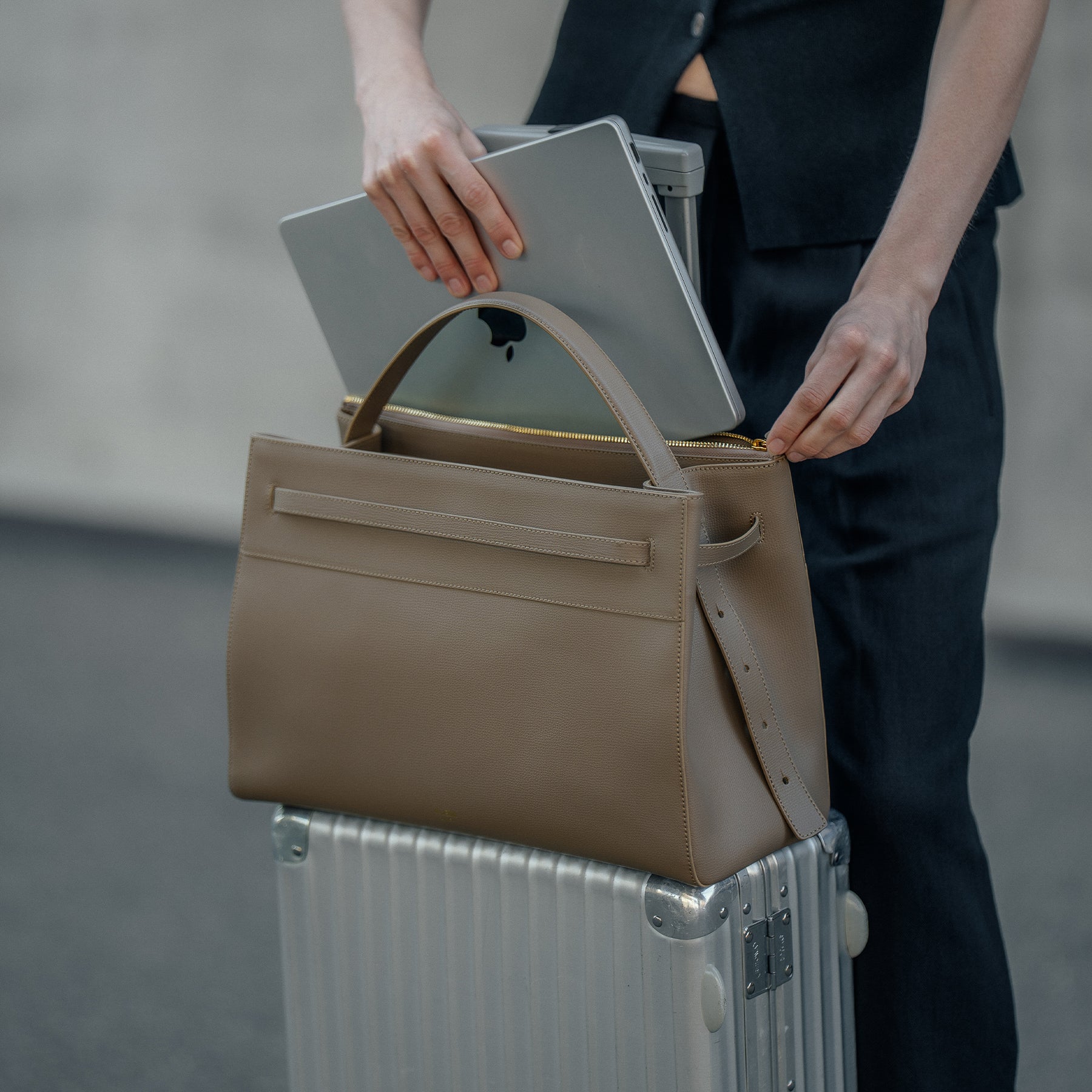 ALEMI Zurich | SEEFELD | Laptop Bag | Greige | Pebbled Leather | Bag on trolley with laptop