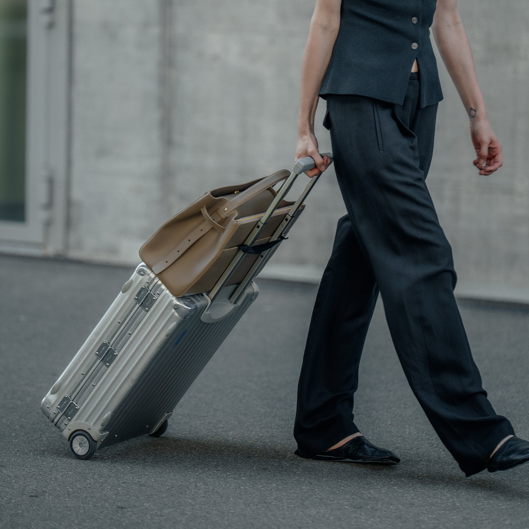 ALEMI Zurich | SEEFELD | Laptop Bag | Greige | Pebbled Leather | Bag on trolley