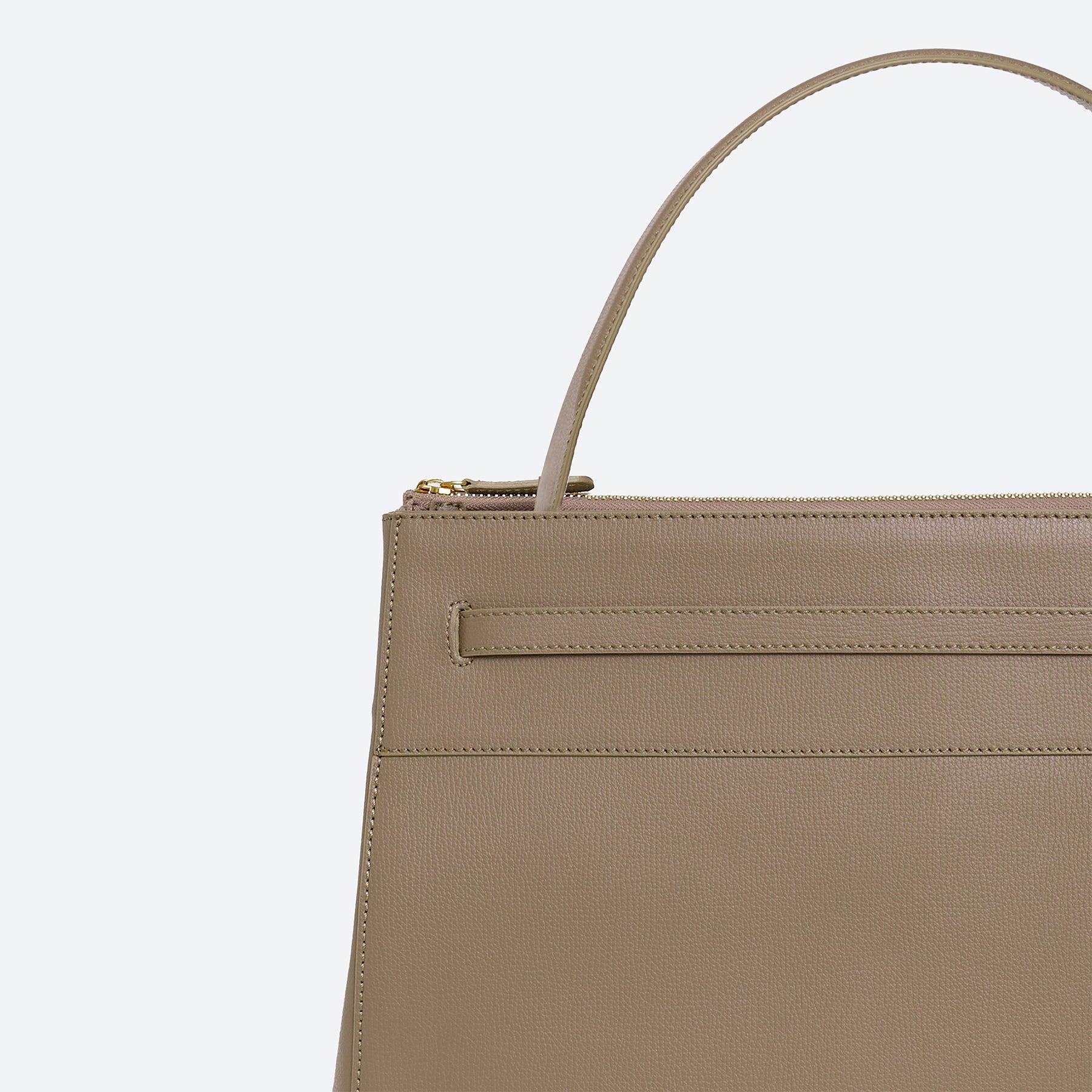 ALEMI Zurich | SEEFELD | Laptop Bag | Greige | Pebbled Leather | Leather detail close up