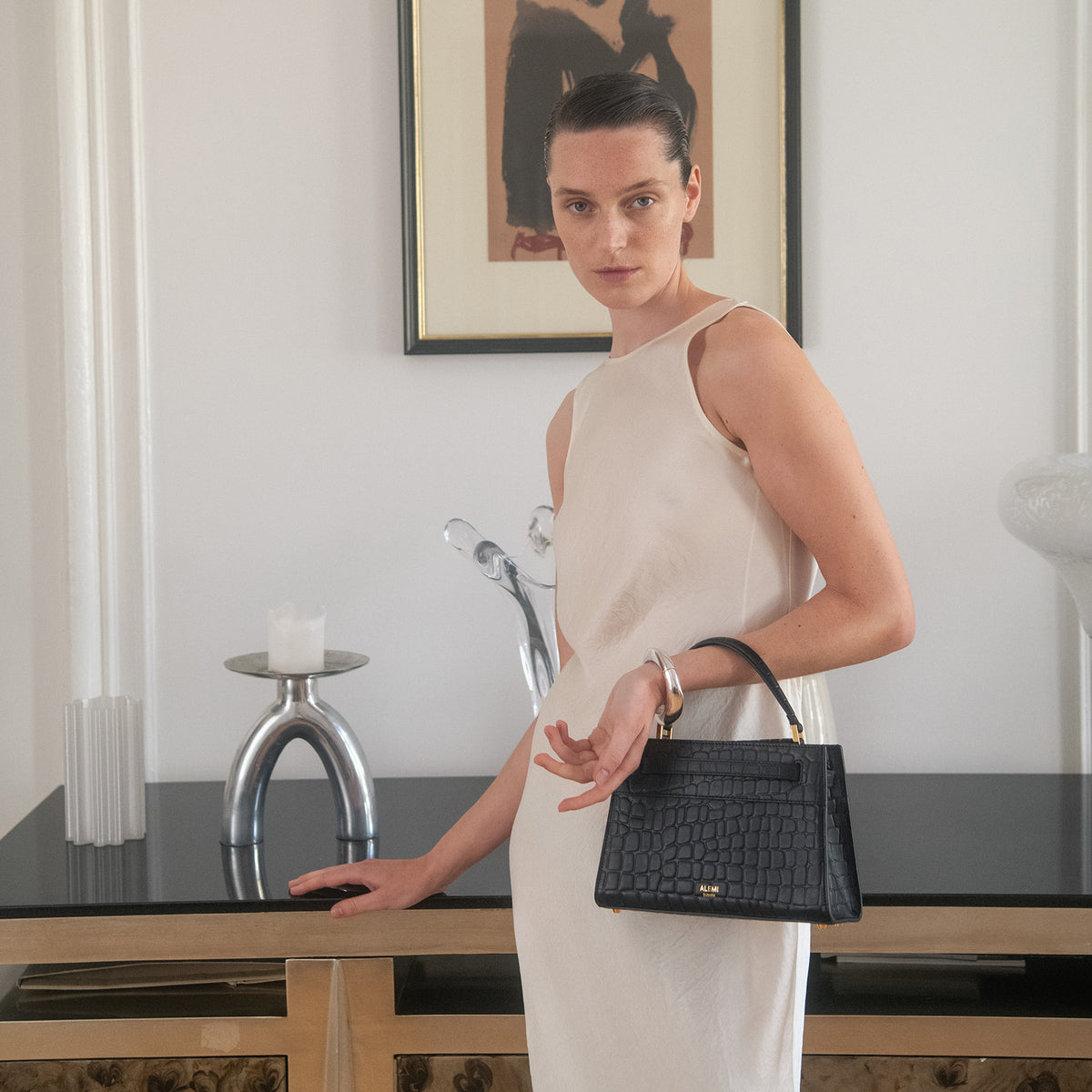 ALEMI Zurich | SEEFELD MINI | Small Bag | Black | Croc-Embossed Leather | Bag in hand