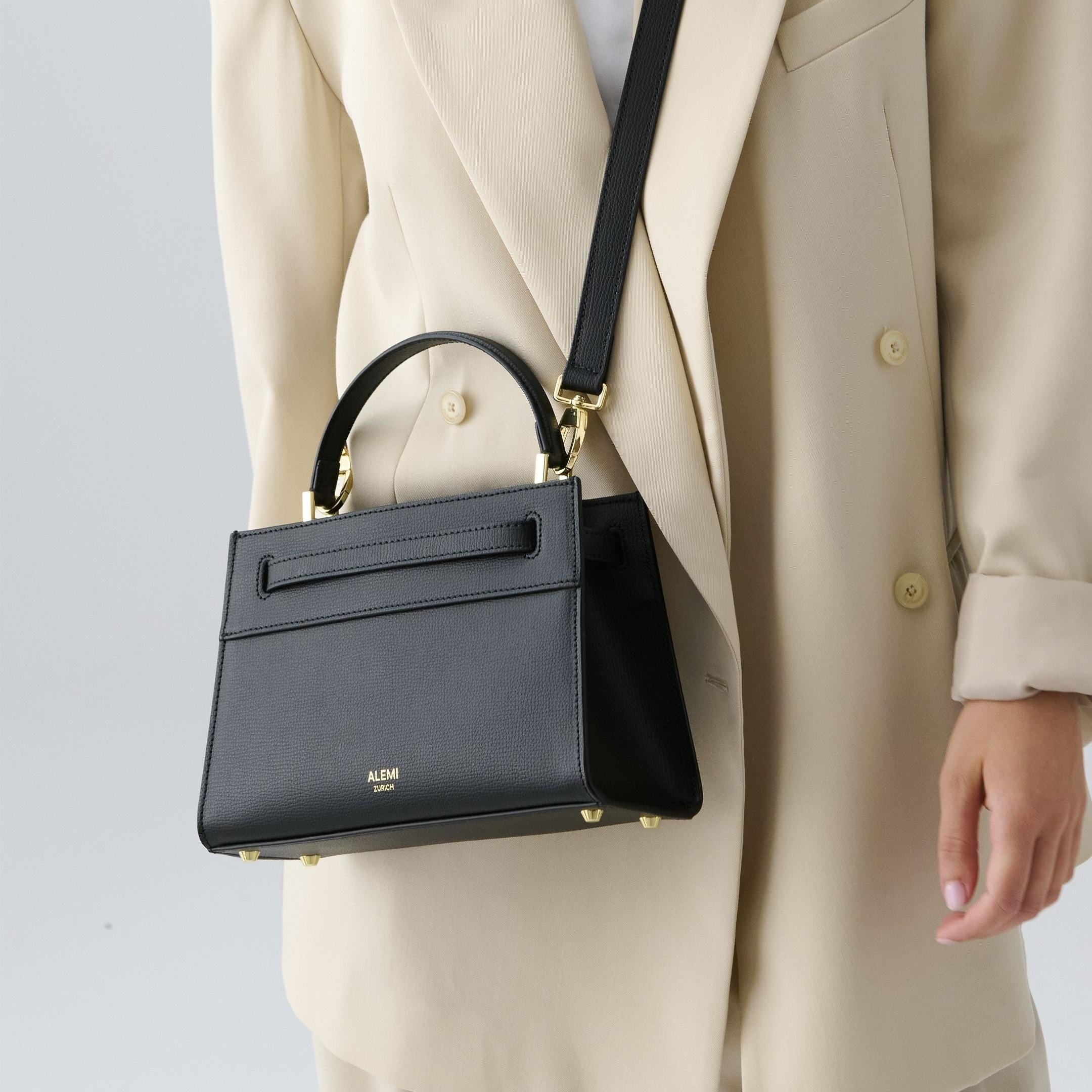ALEMI Zurich | SEEFELD MINI | Small Bag | Black | Pebbled Leather | Model carrying bag by strap