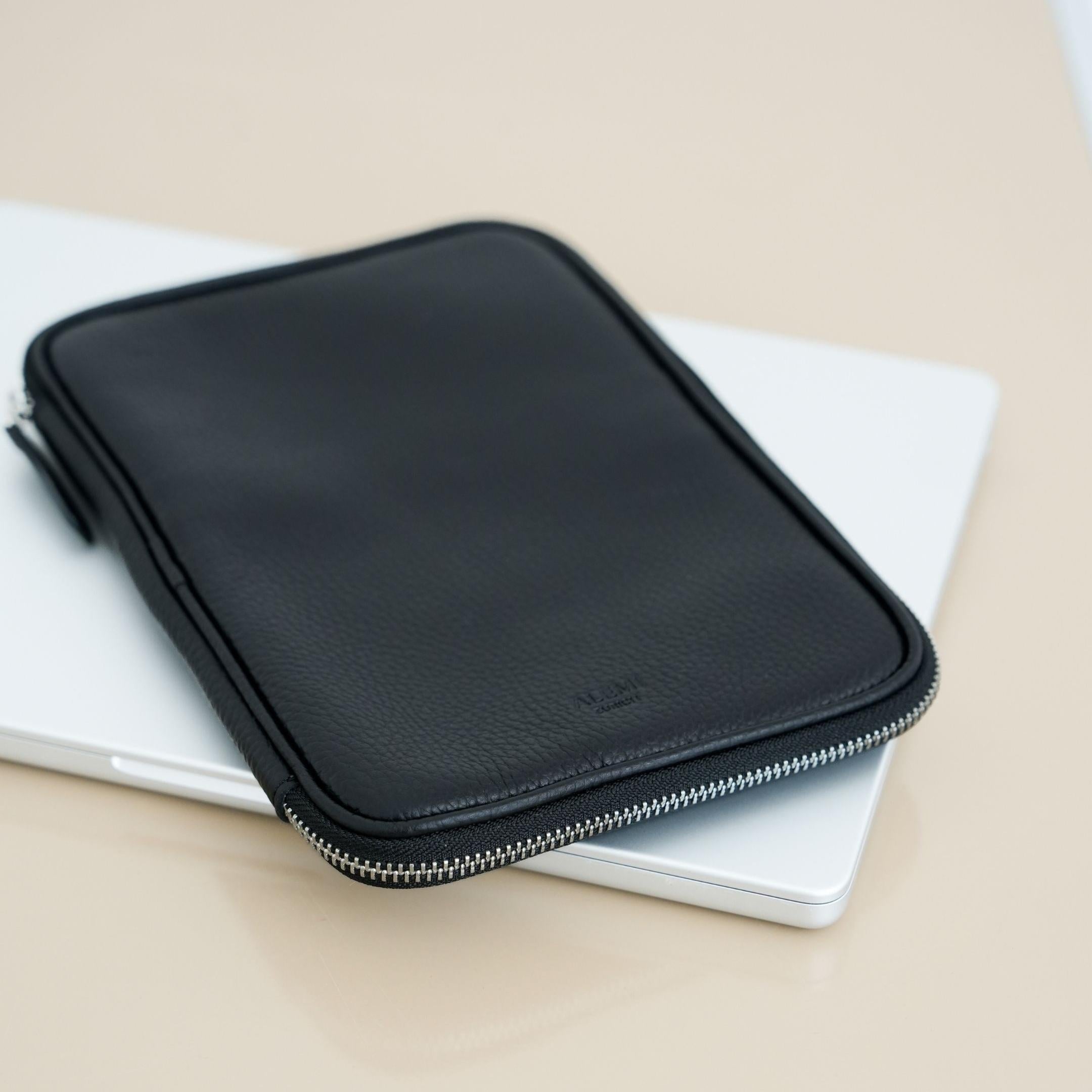 ALEMI Zurich | TECHNOPARK | Accessoires | Black with Silver Hardware | Soft Grain Leather | Front with laptop
