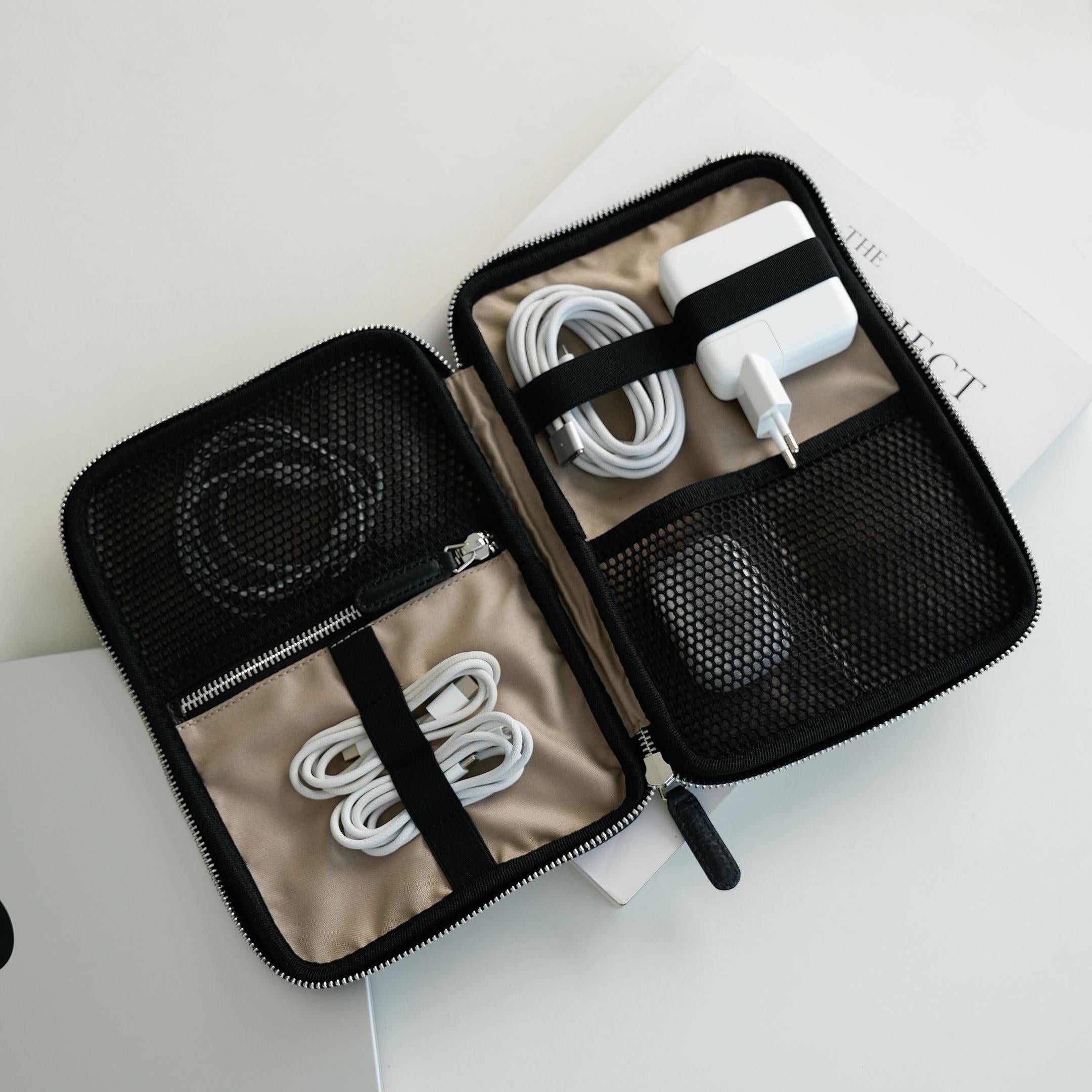 ALEMI Zurich | TECHNOPARK | Accessoires | Black with Silver Hardware | Soft Grain Leather | Inside with equipment