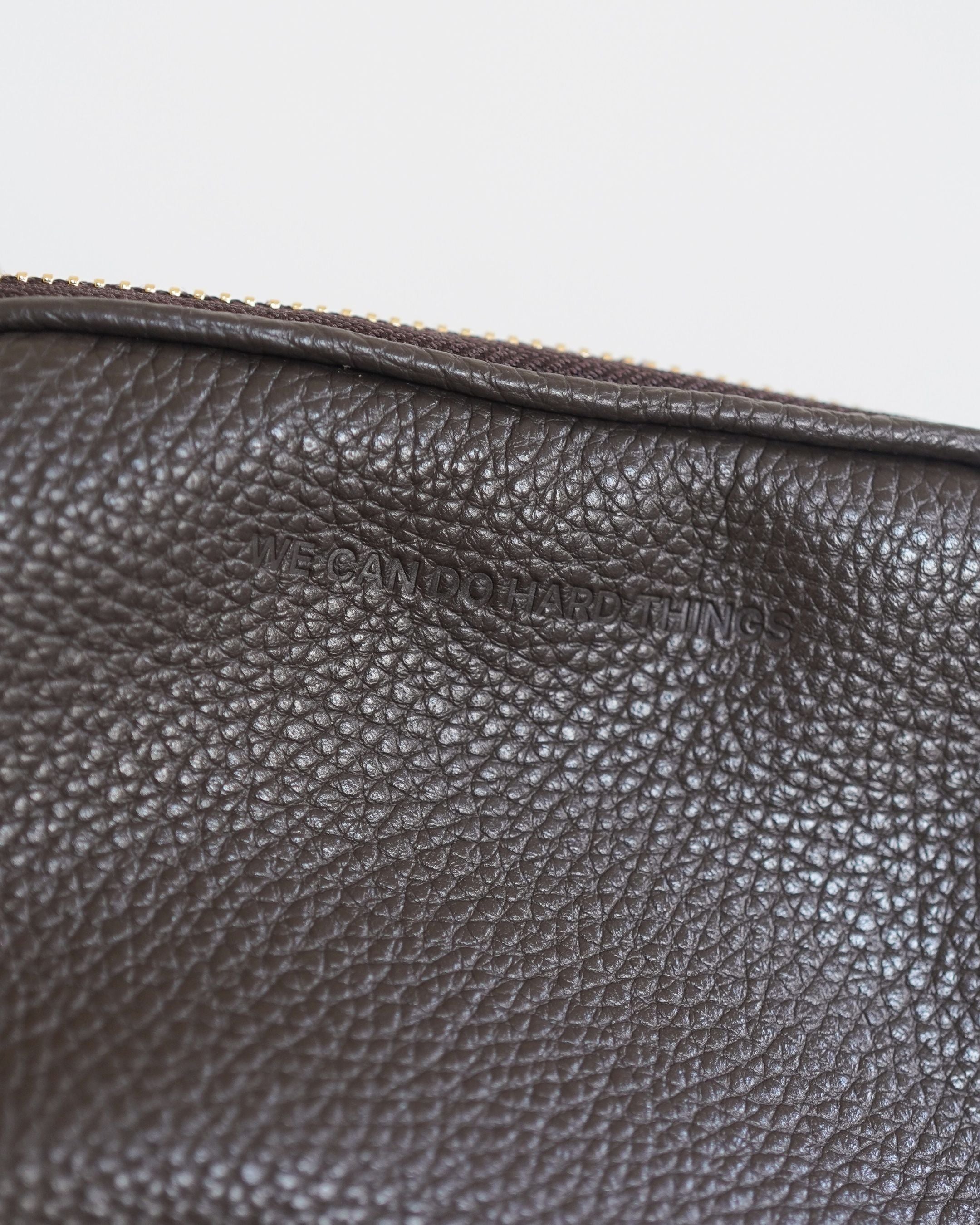 ALEMI Zurich | TECHNOPARK | Accessoires | Dark Brown Embossed | Soft Grain Leather | Close-up slogan on front