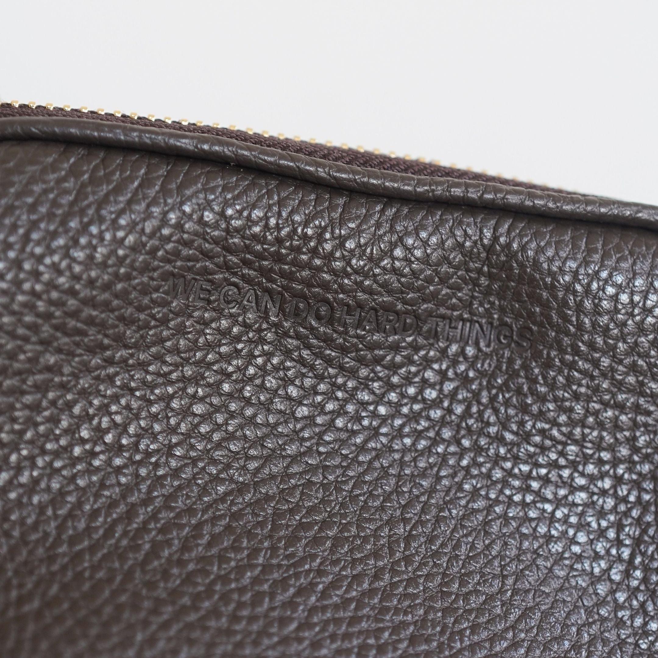 ALEMI Zurich | TECHNOPARK | Accessoires | Dark Brown Embossed | Soft Grain Leather | Close-up slogan on front