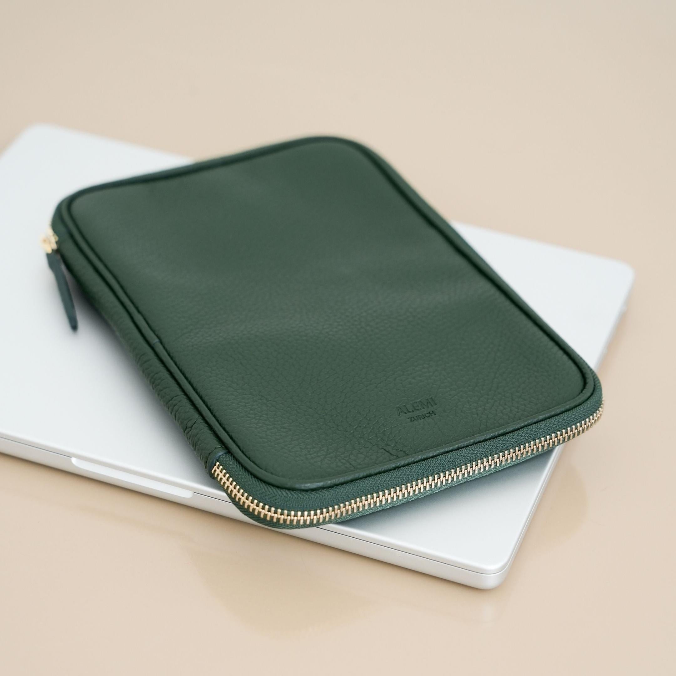 ALEMI Zurich | TECHNOPARK | Accessoires | Dark Green | Soft Grain Leather | Front with laptop