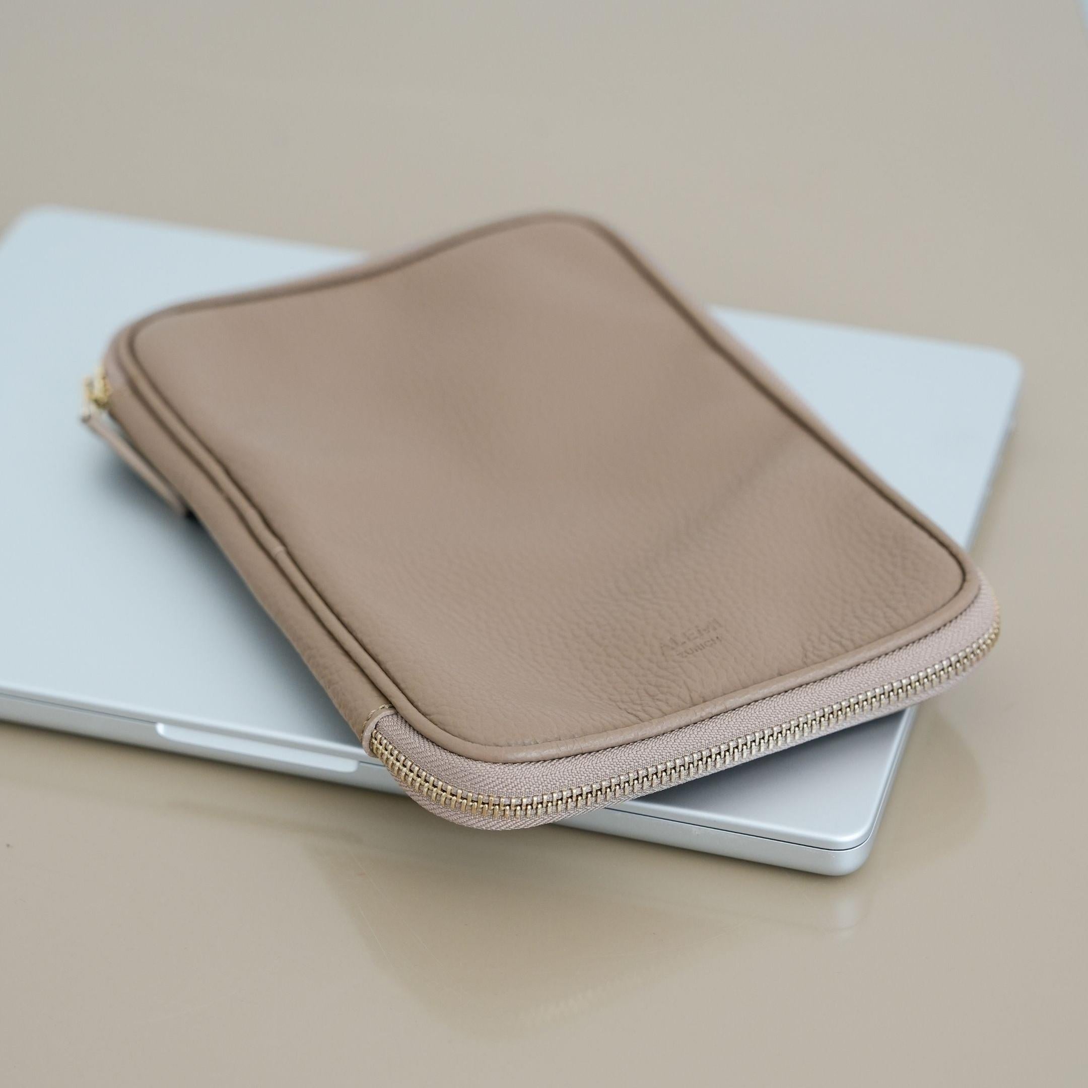 ALEMI Zurich | TECHNOPARK | Accessoires | Greige | Soft Grain Leather | Front with laptop