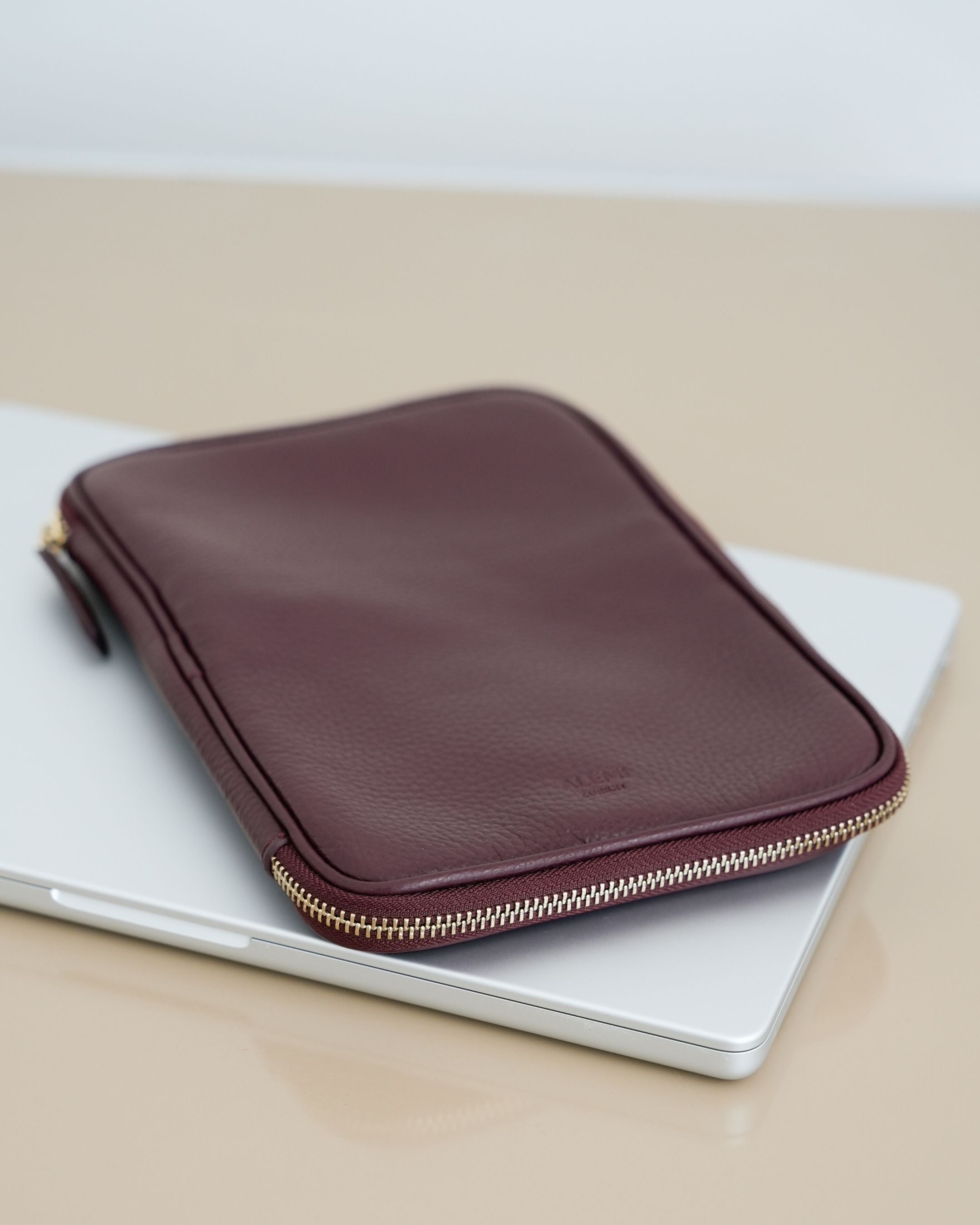 ALEMI Zurich | TECHNOPARK | Accessoires | Maroon Red | Soft Grain Leather | front with laptop