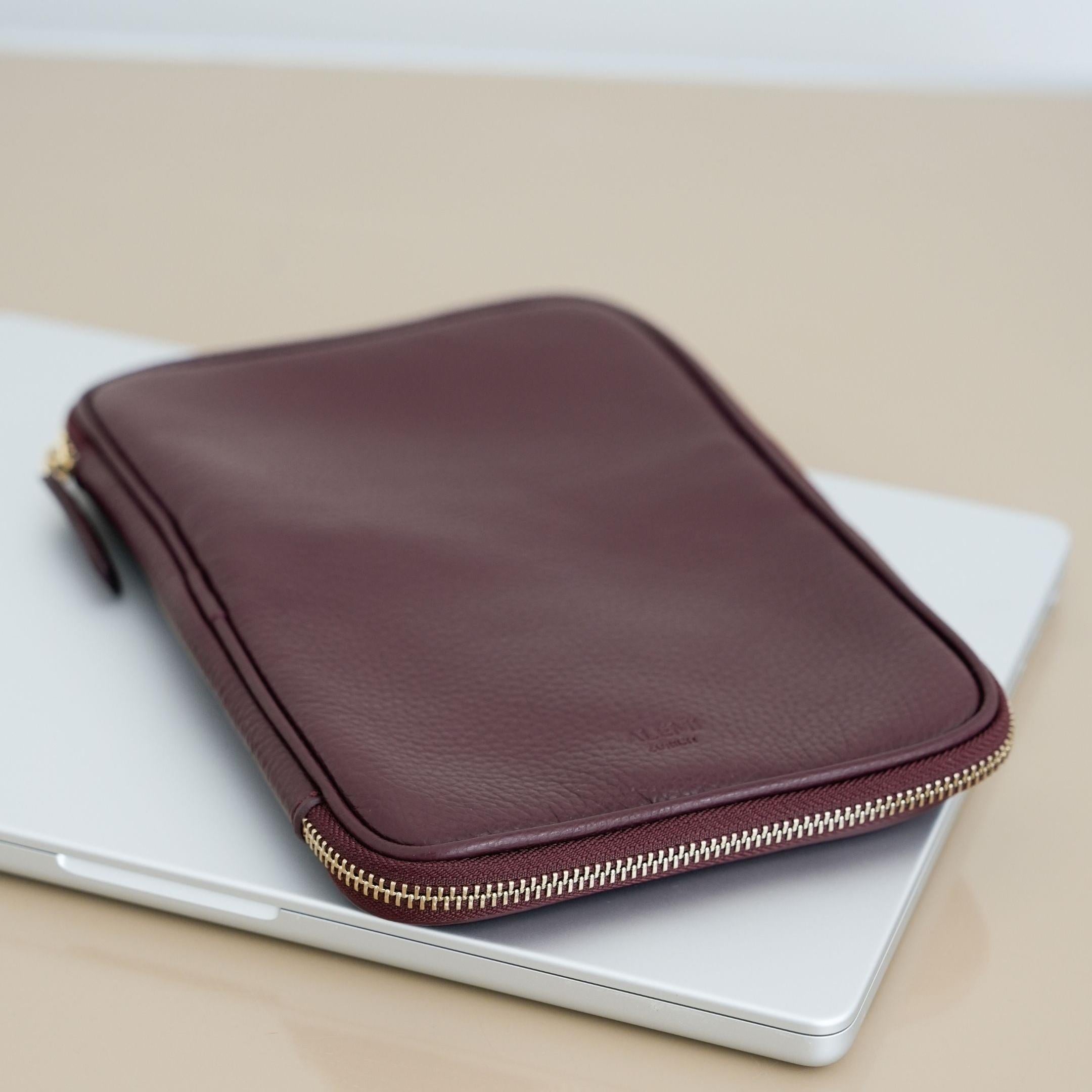 ALEMI Zurich | TECHNOPARK | Accessoires | Maroon Red | Soft Grain Leather | front with laptop