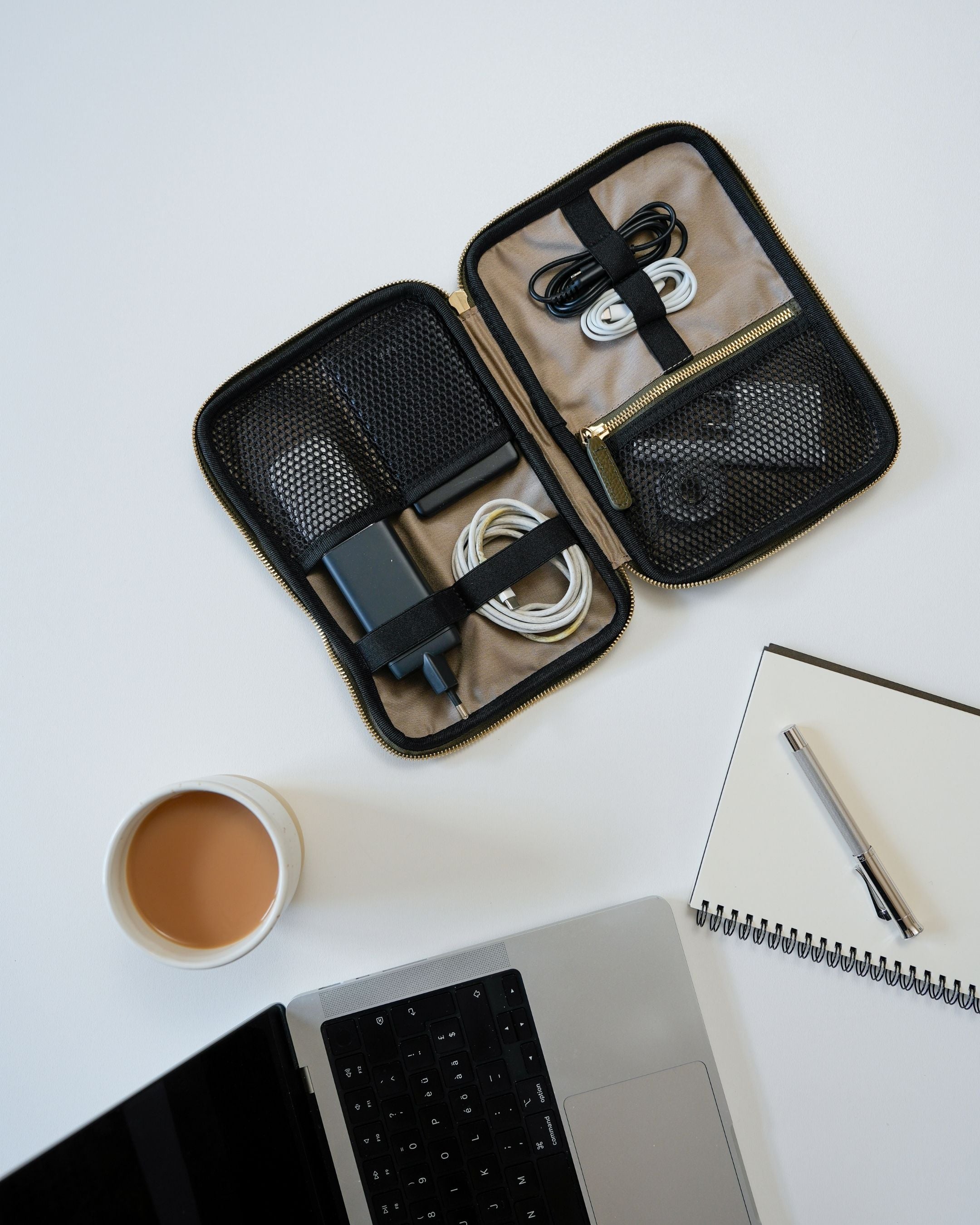 ALEMI Zurich | TECHNOPARK | Accessoires | Olive Green | Soft Grain Leather | Inside with equipment and laptop