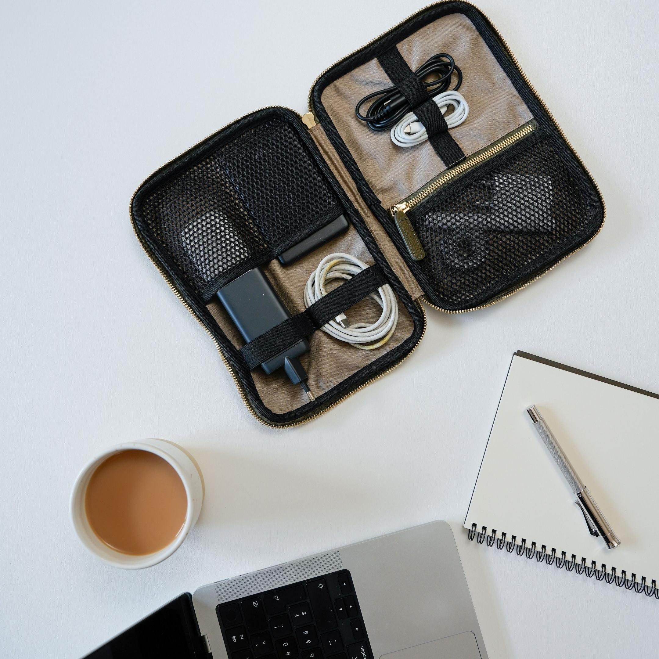 ALEMI Zurich | TECHNOPARK | Accessoires | Olive Green | Soft Grain Leather | Inside with equipment and laptop