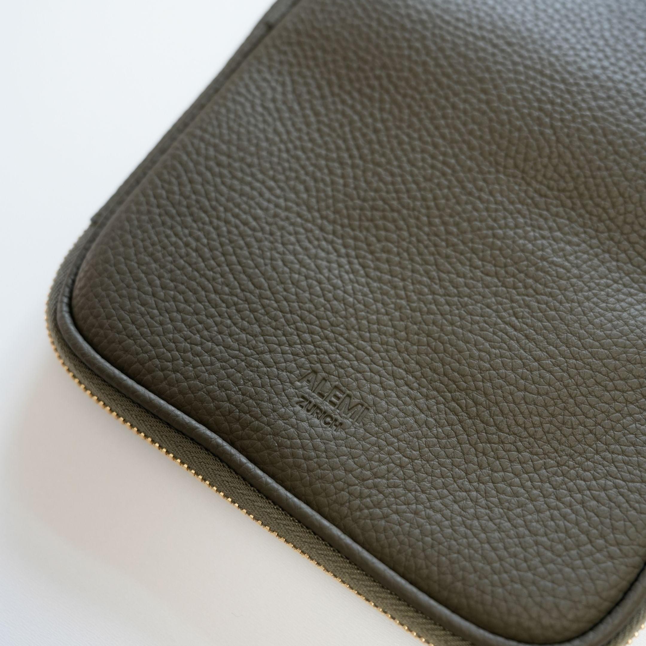 ALEMI Zurich | TECHNOPARK | Accessoires | Olive Green | Soft Grain Leather | Logo detail