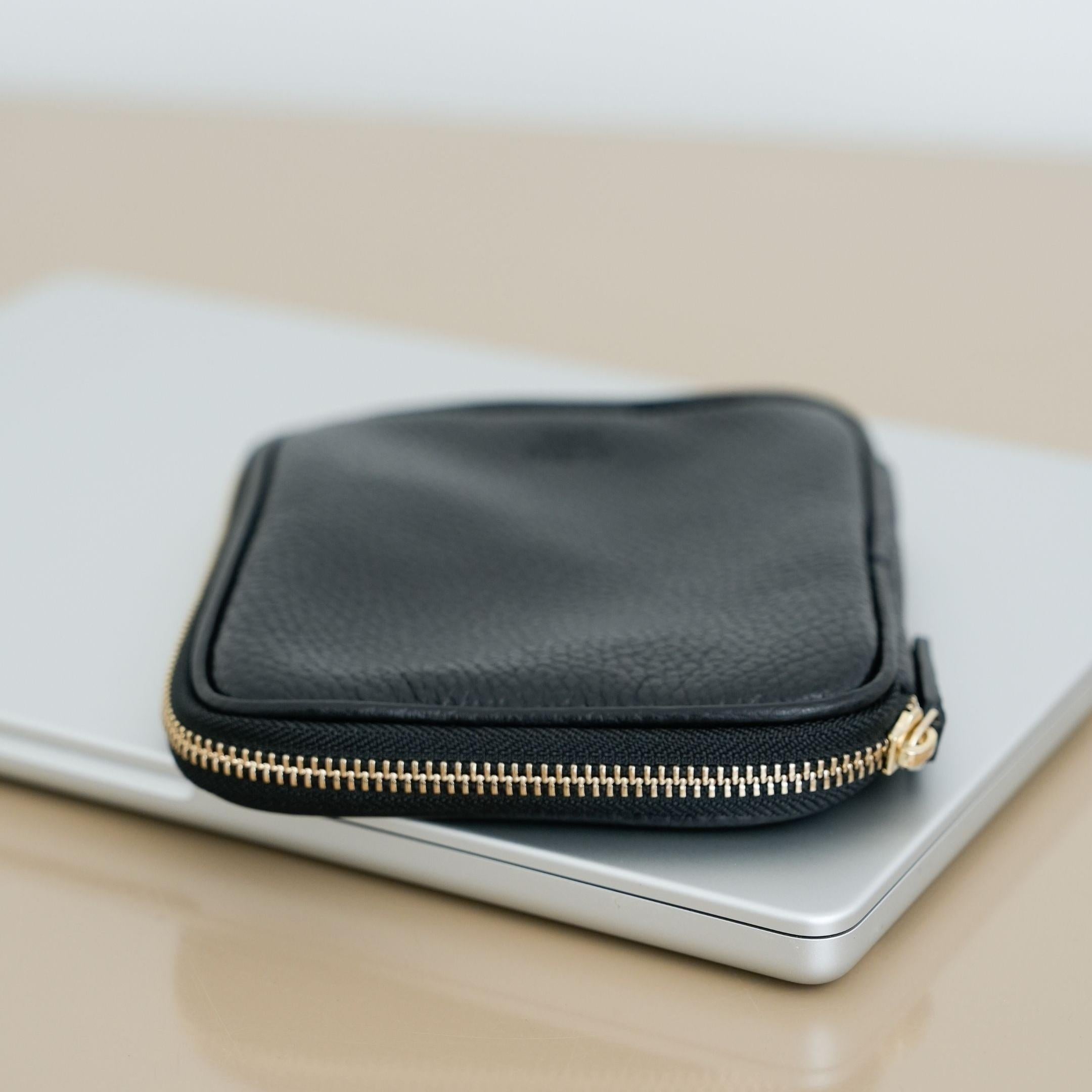 ALEMI Zurich | TECHNOPARK SMALL | Accessoires | Black | Soft Grain Leather | Front with laptop