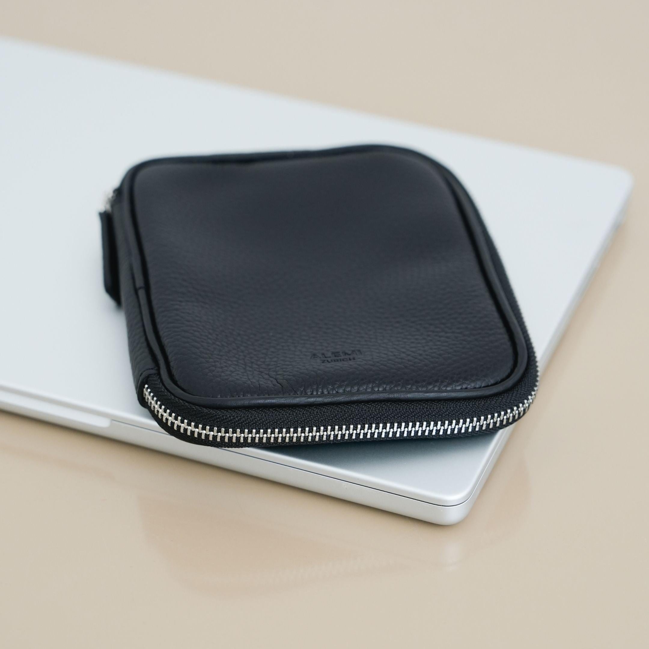 ALEMI Zurich | TECHNOPARK SMALL | Accessoires | Black with Silver Hardware | Soft Grain Leather | Front with laptop