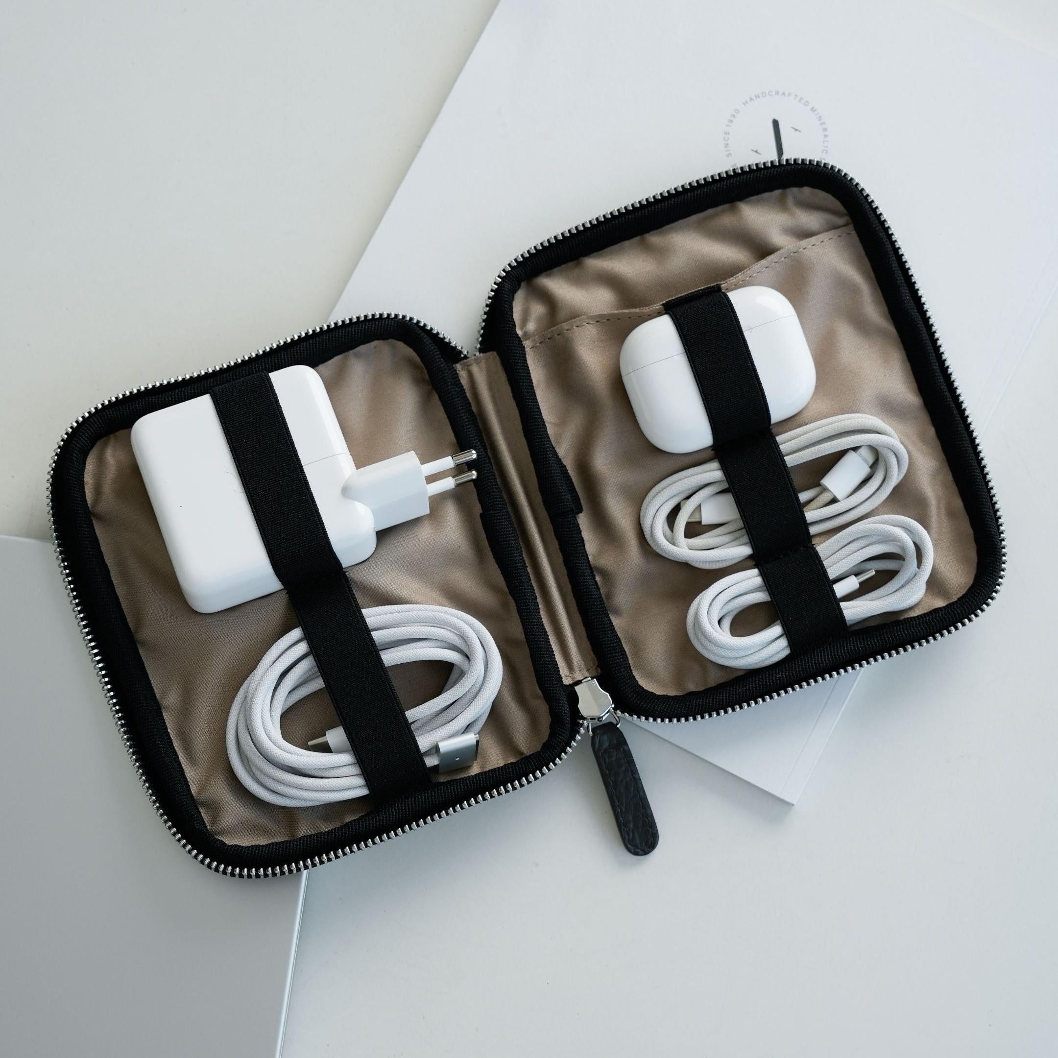 ALEMI Zurich | TECHNOPARK SMALL | Accessoires | Black with Silver Hardware | Soft Grain Leather | Inside with equipment