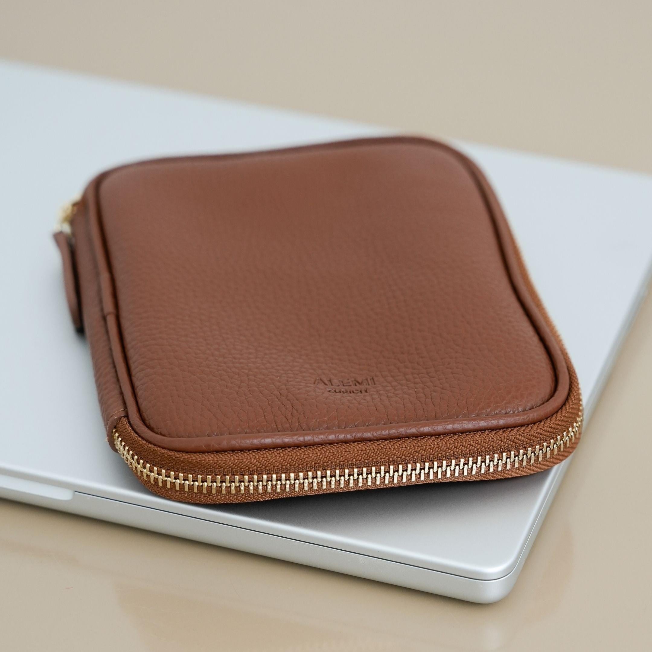 ALEMI Zurich | TECHNOPARK SMALL | Accessoires | Cognac | Soft Grain Leather | Front with laptop