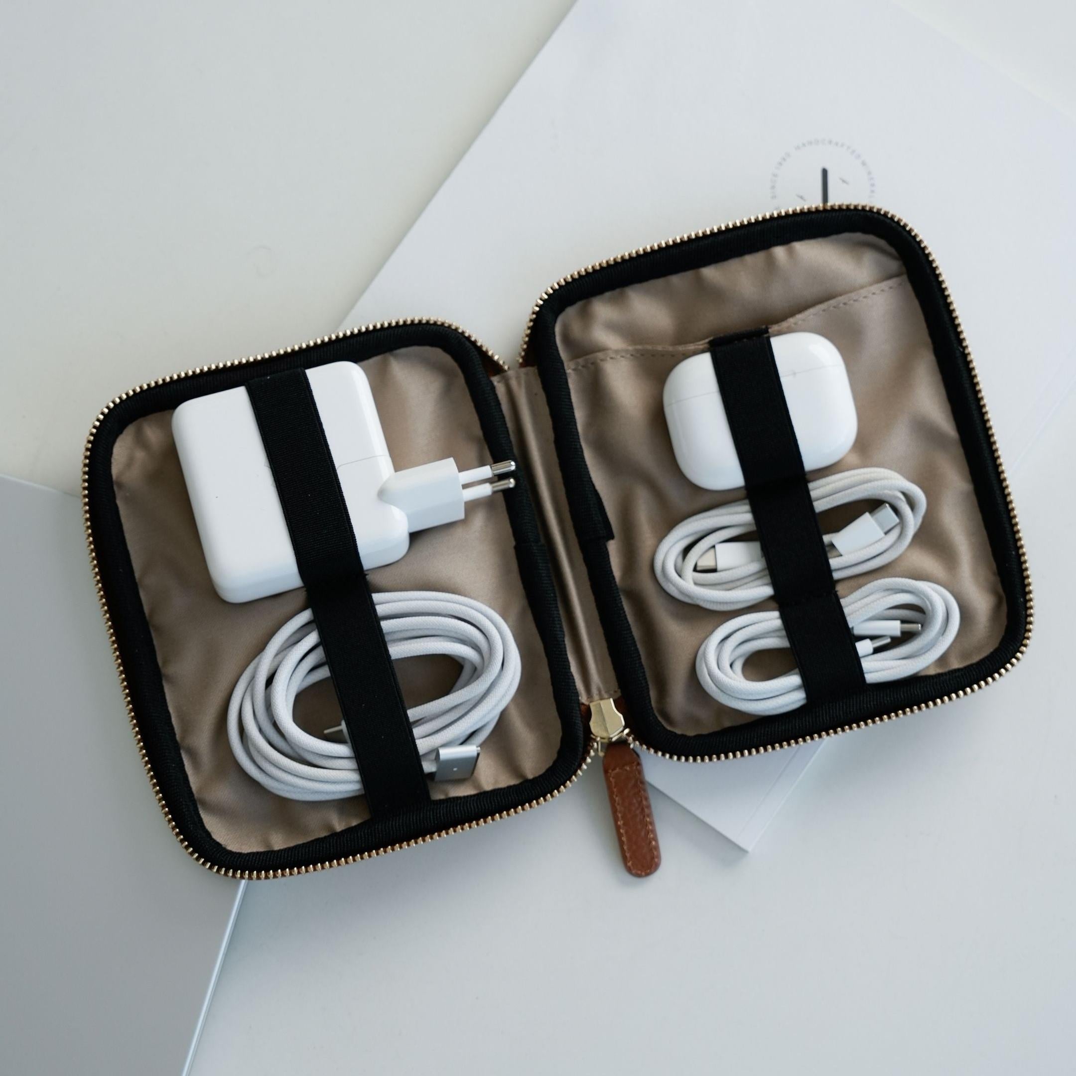 ALEMI Zurich | TECHNOPARK SMALL | Accessoires | Cognac | Soft Grain Leather | Inside with equipment