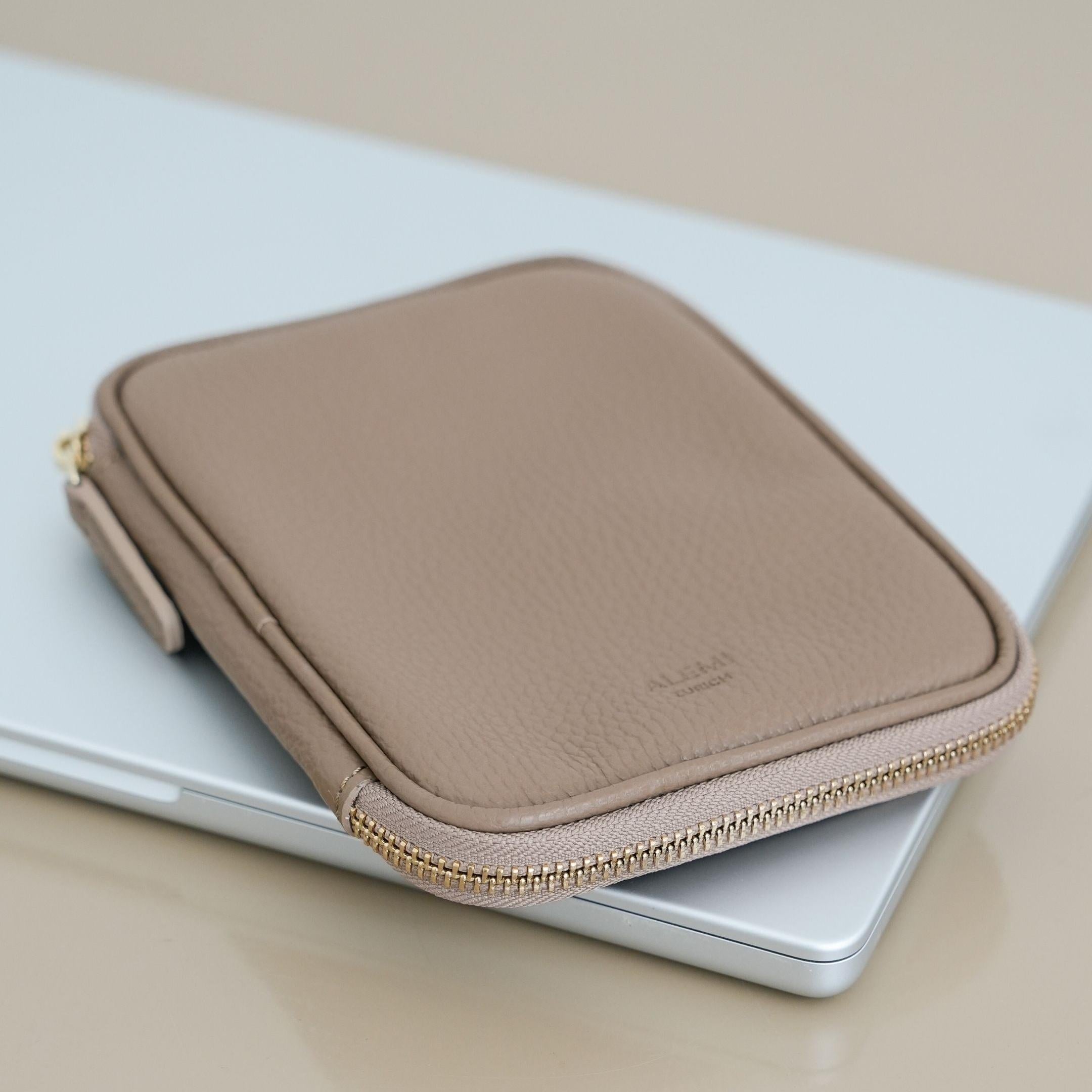 ALEMI Zurich | TECHNOPARK SMALL | Accessoires | Greige | Soft Grain Leather | Front with laptop