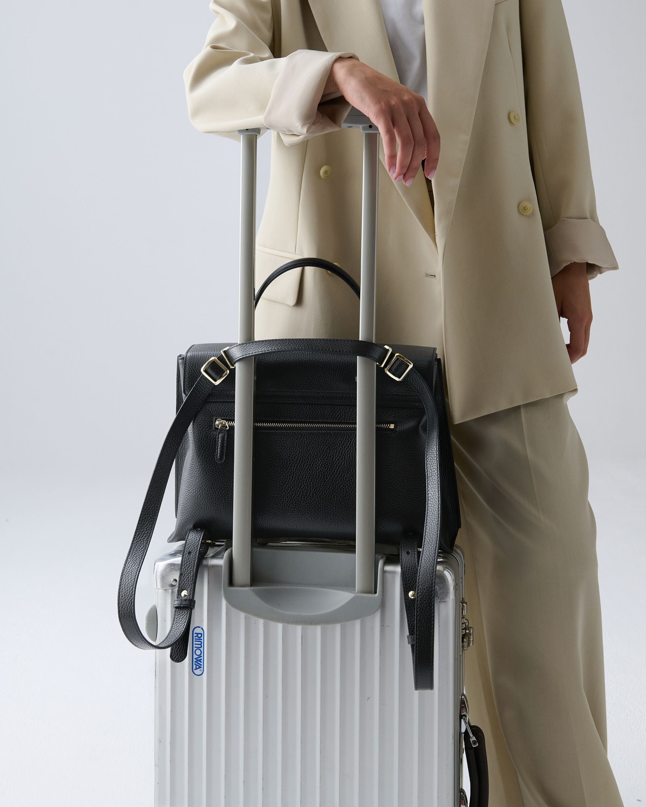 ALEMI Zurich | VIADUKT DAY | Laptop Bag | Black | Soft Grain Leather | Bag on luggage