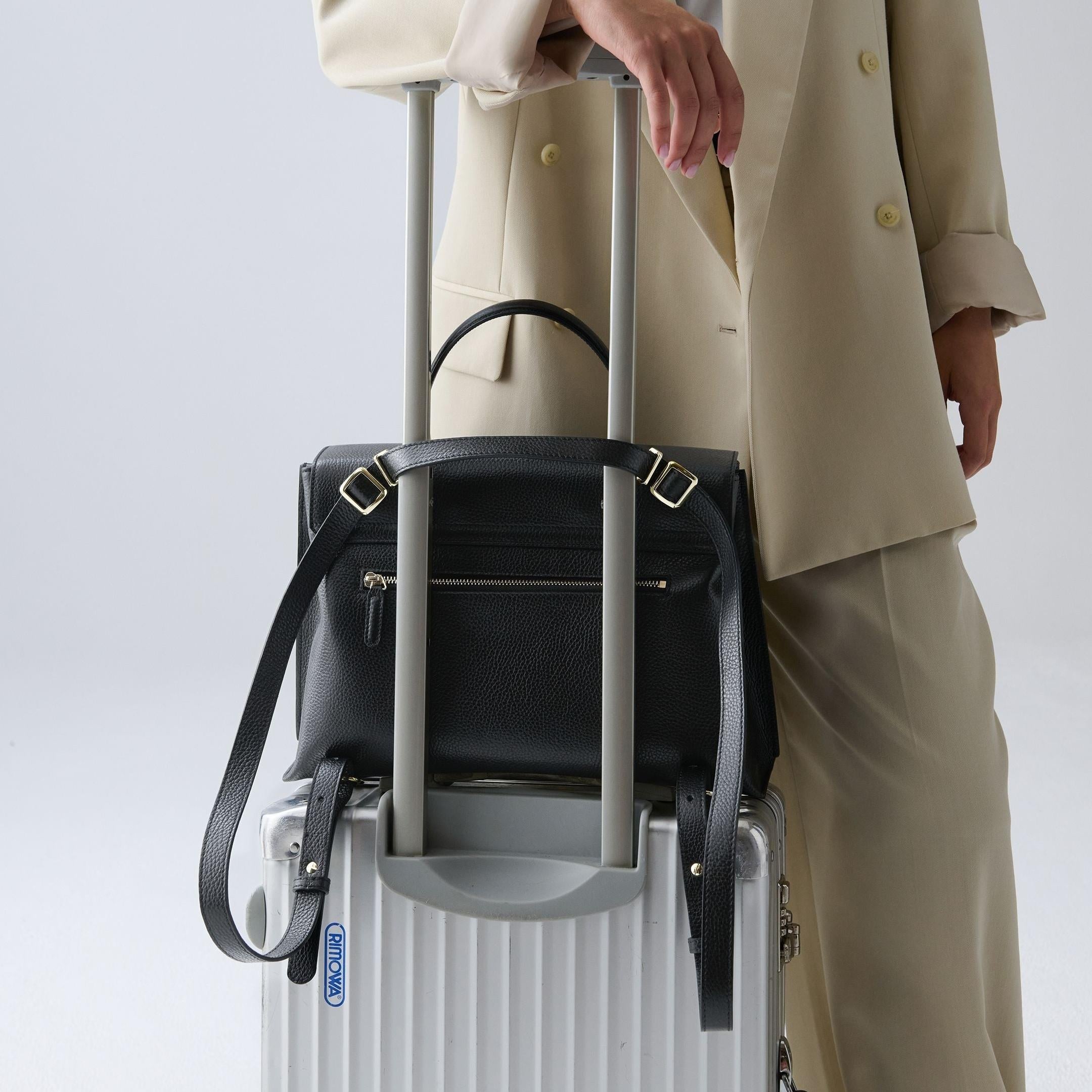 ALEMI Zurich | VIADUKT DAY | Laptop Bag | Black | Soft Grain Leather | Bag on luggage