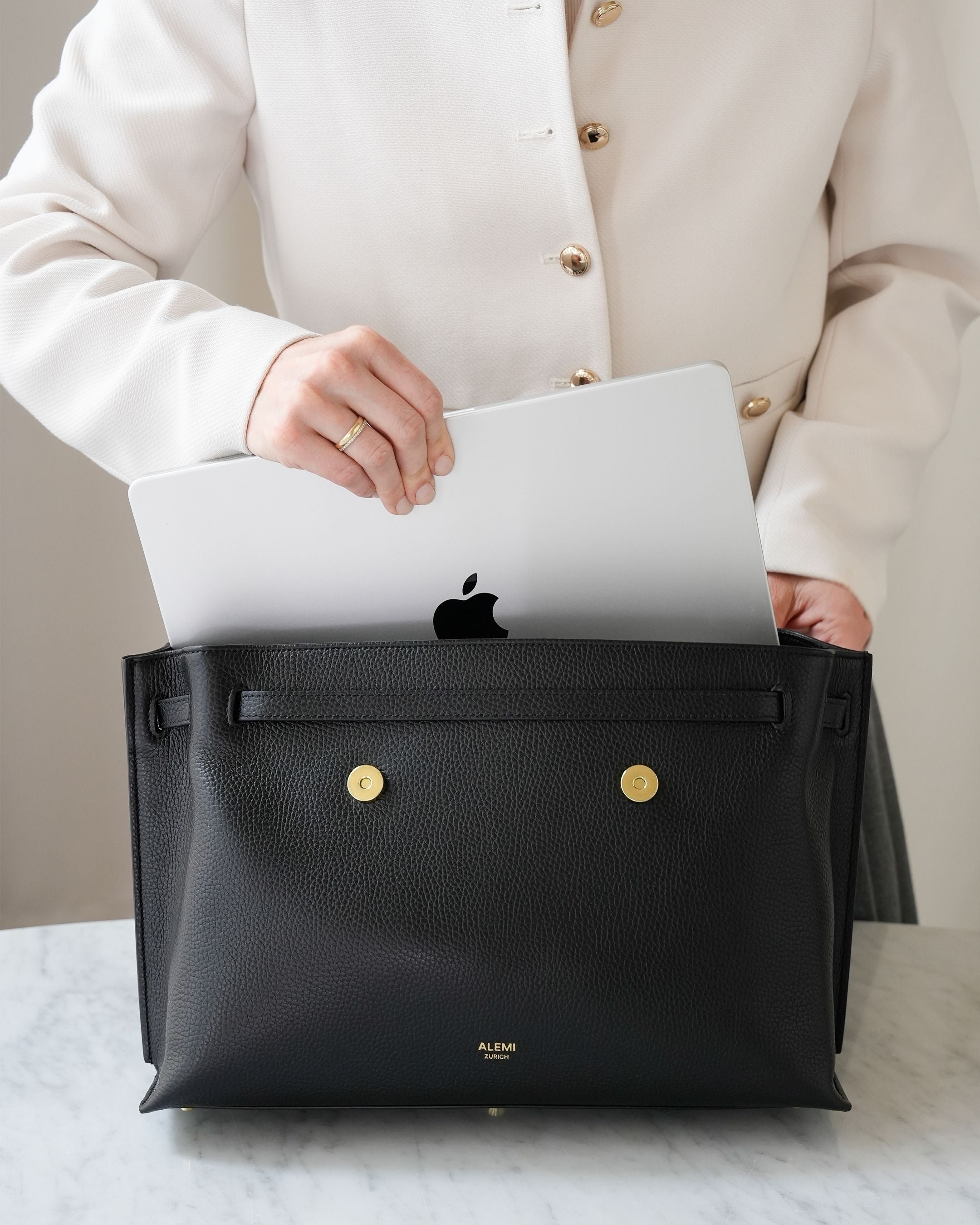 ALEMI Zurich | VIADUKT DAY | Laptop Bag | Black | Soft Grain Leather | Bag with laptop
