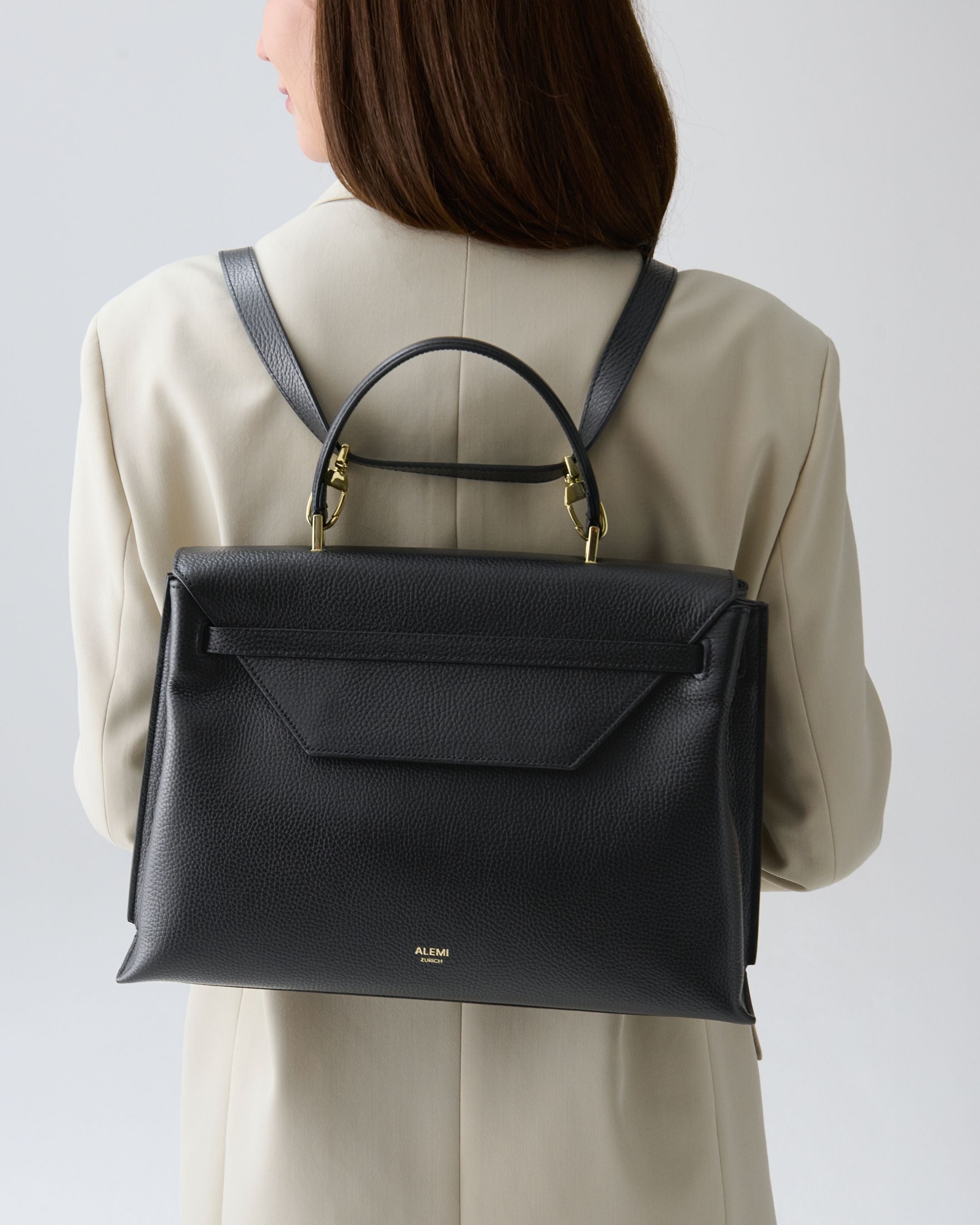 ALEMI Zurich | VIADUKT DAY | Laptop Bag | Black | Soft Grain Leather | Model carrying bag as backpack