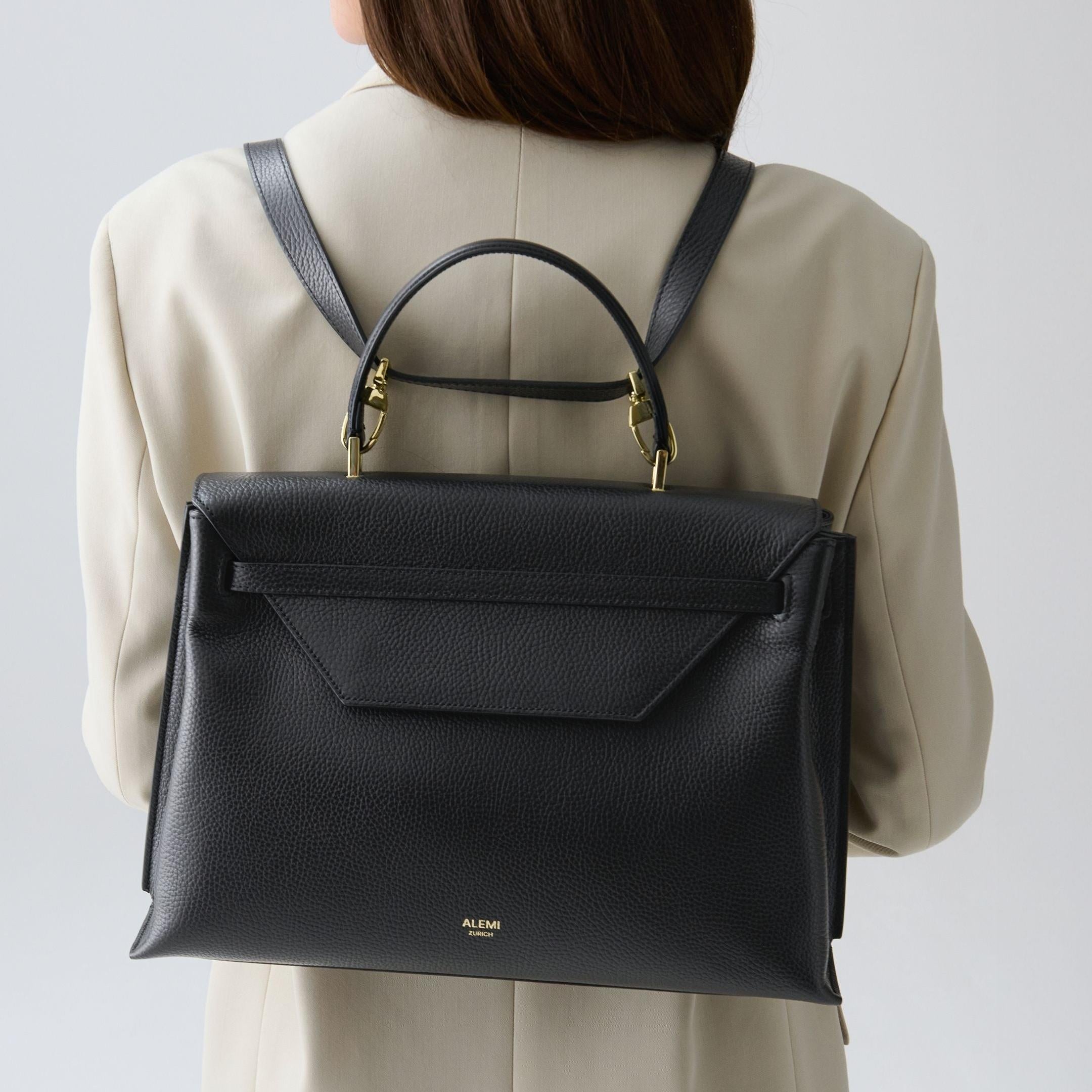 ALEMI Zurich | VIADUKT DAY | Laptop Bag | Black | Soft Grain Leather | Model carrying bag as backpack