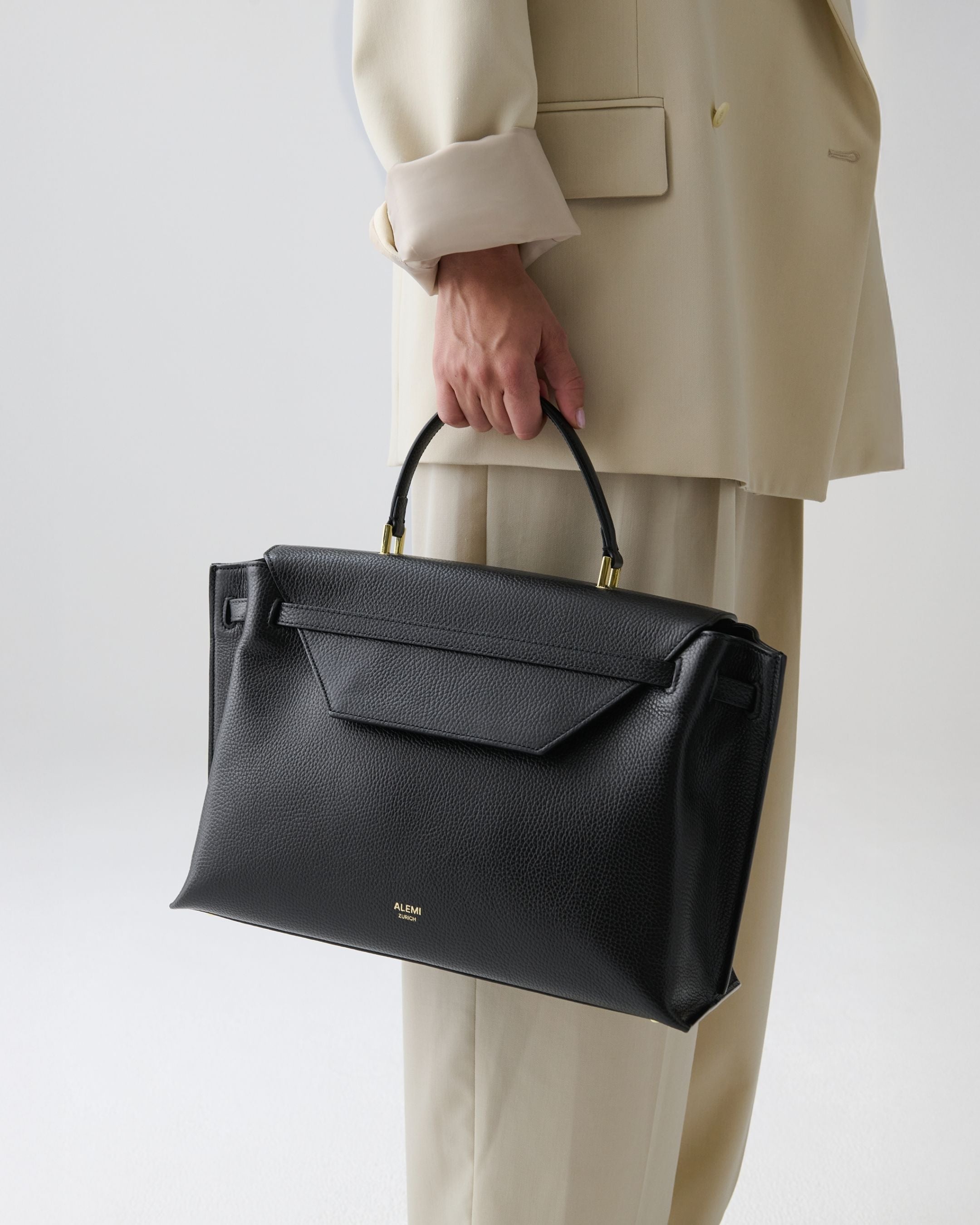 ALEMI Zurich | VIADUKT DAY | Laptop Bag | Black | Soft Grain Leather | Model carrying bag by handle