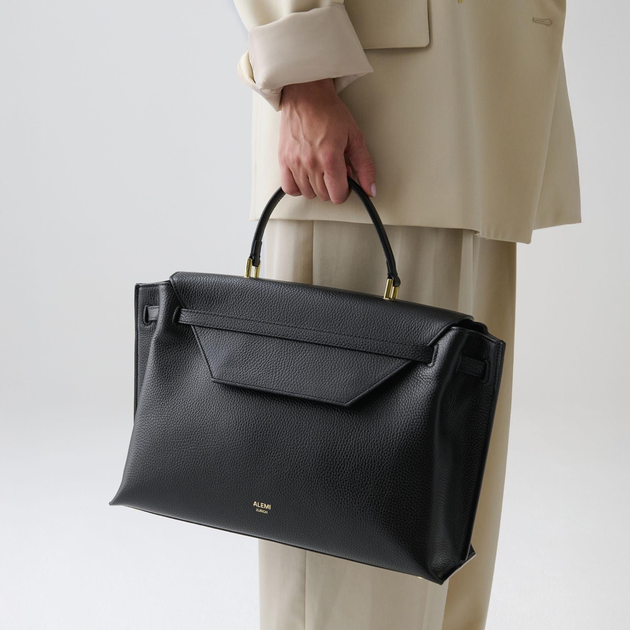 ALEMI Zurich | VIADUKT DAY | Laptop Bag | Black | Soft Grain Leather | Model carrying bag by handle