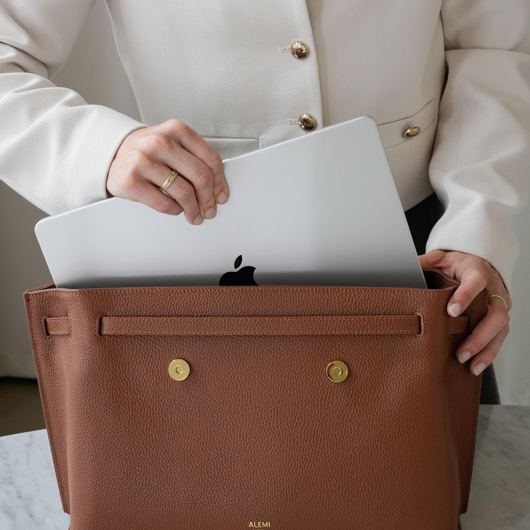 ALEMI Zurich | VIADUKT DAY | Laptop Bag | Cognac | Soft Grain Leather | Bag with laptop
