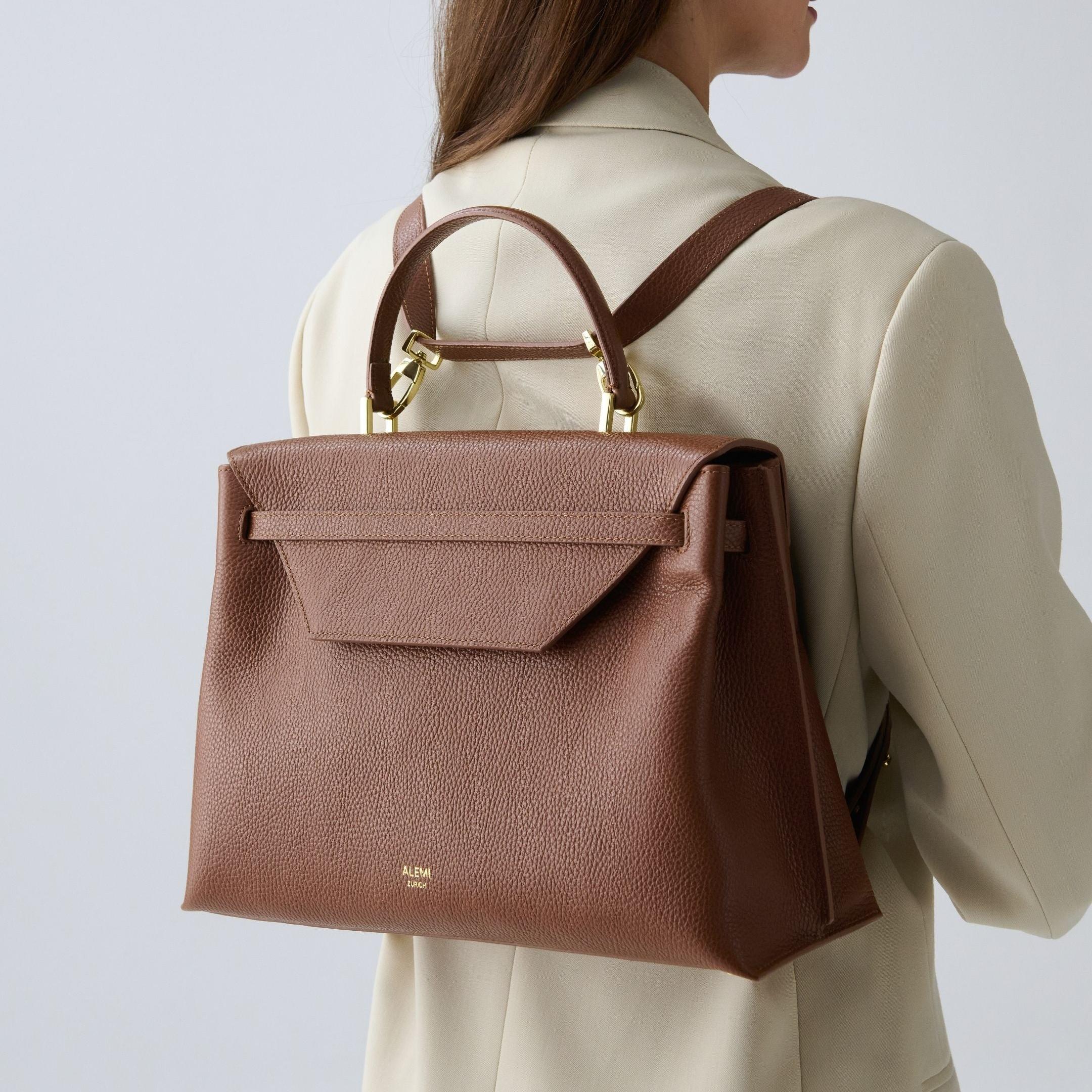 ALEMI Zurich | VIADUKT DAY | Laptop Bag | Cognac | Soft Grain Leather | Model carrying bag as backpack