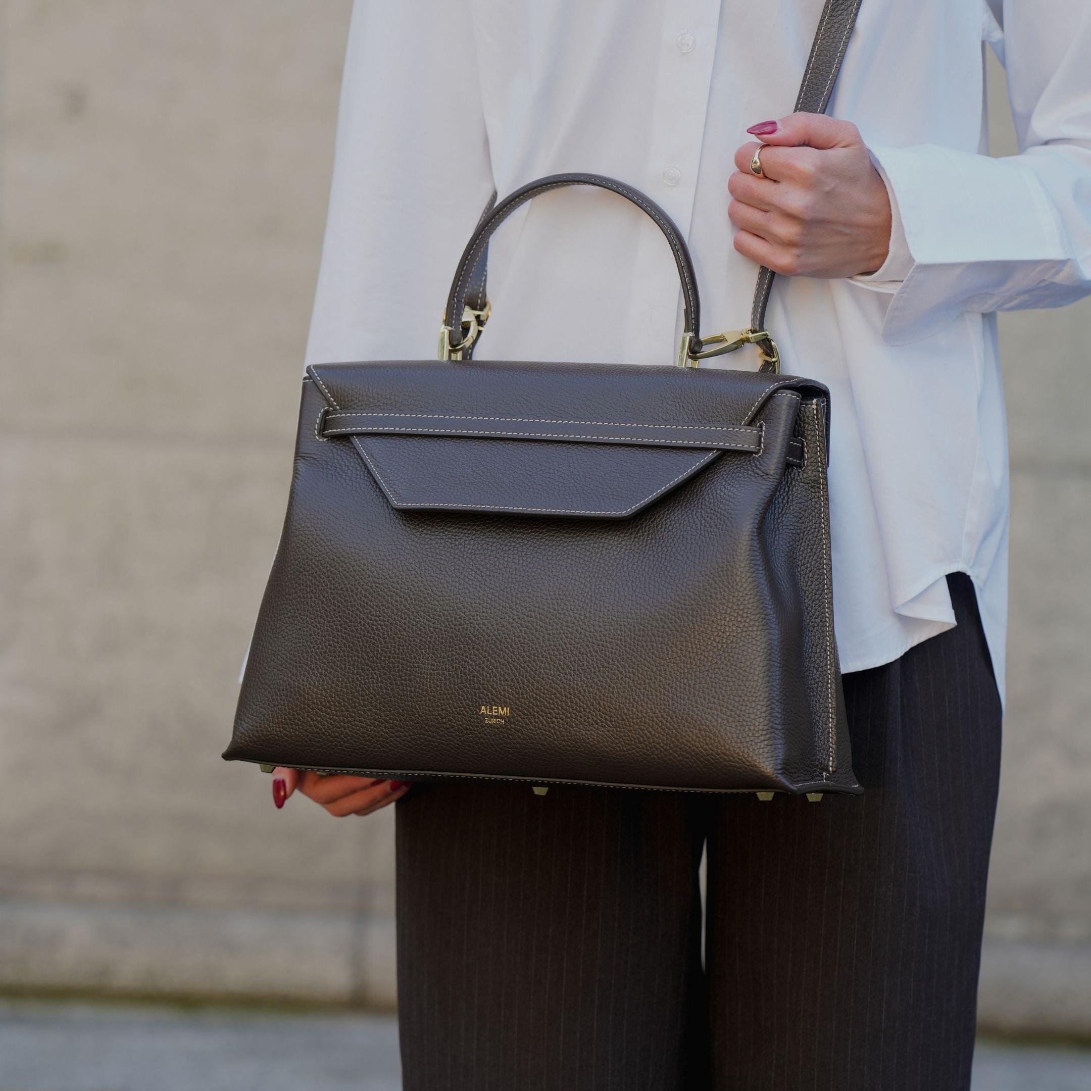 ALEMI Zurich | VIADUKT DAY | Laptop Bag | Dark Brown | Soft Grain Leather | Bag crossbody on model