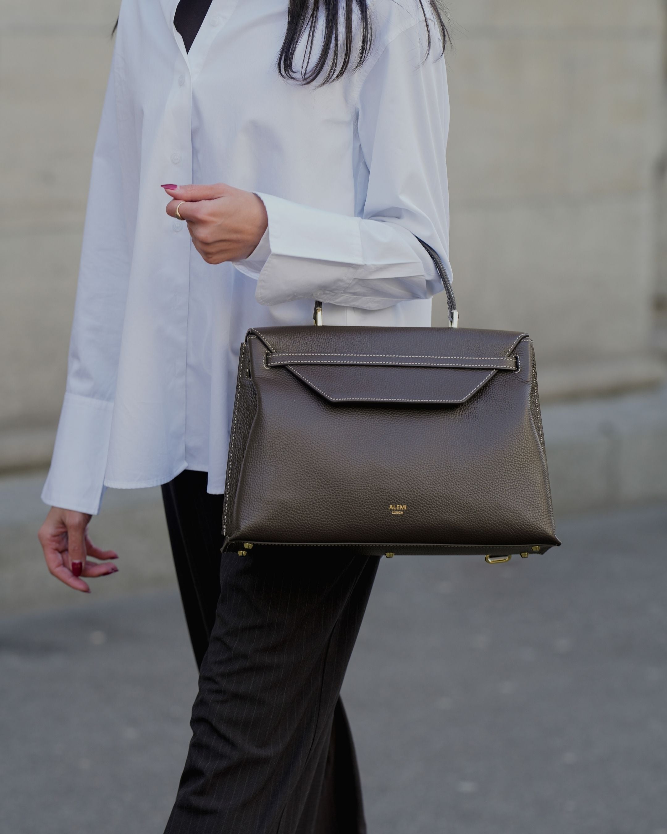 ALEMI Zurich | VIADUKT DAY | Laptop Bag | Dark Brown | Soft Grain Leather | Bag on tophandle on model