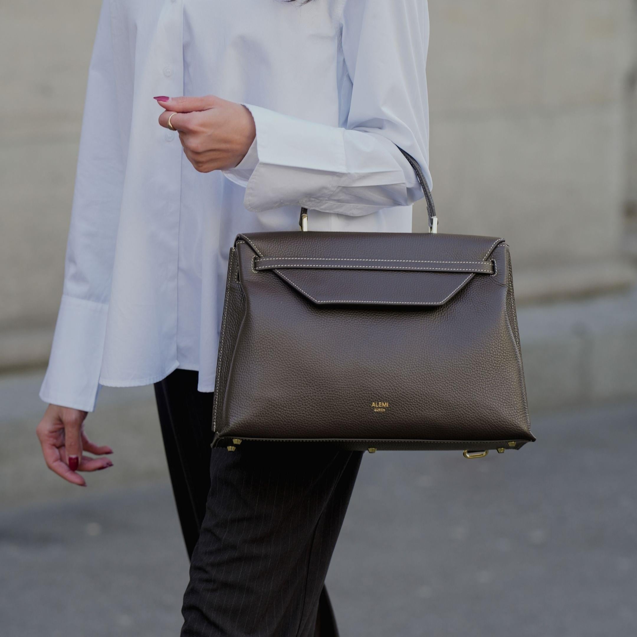 ALEMI Zurich | VIADUKT DAY | Laptop Bag | Dark Brown | Soft Grain Leather | Bag on tophandle on model