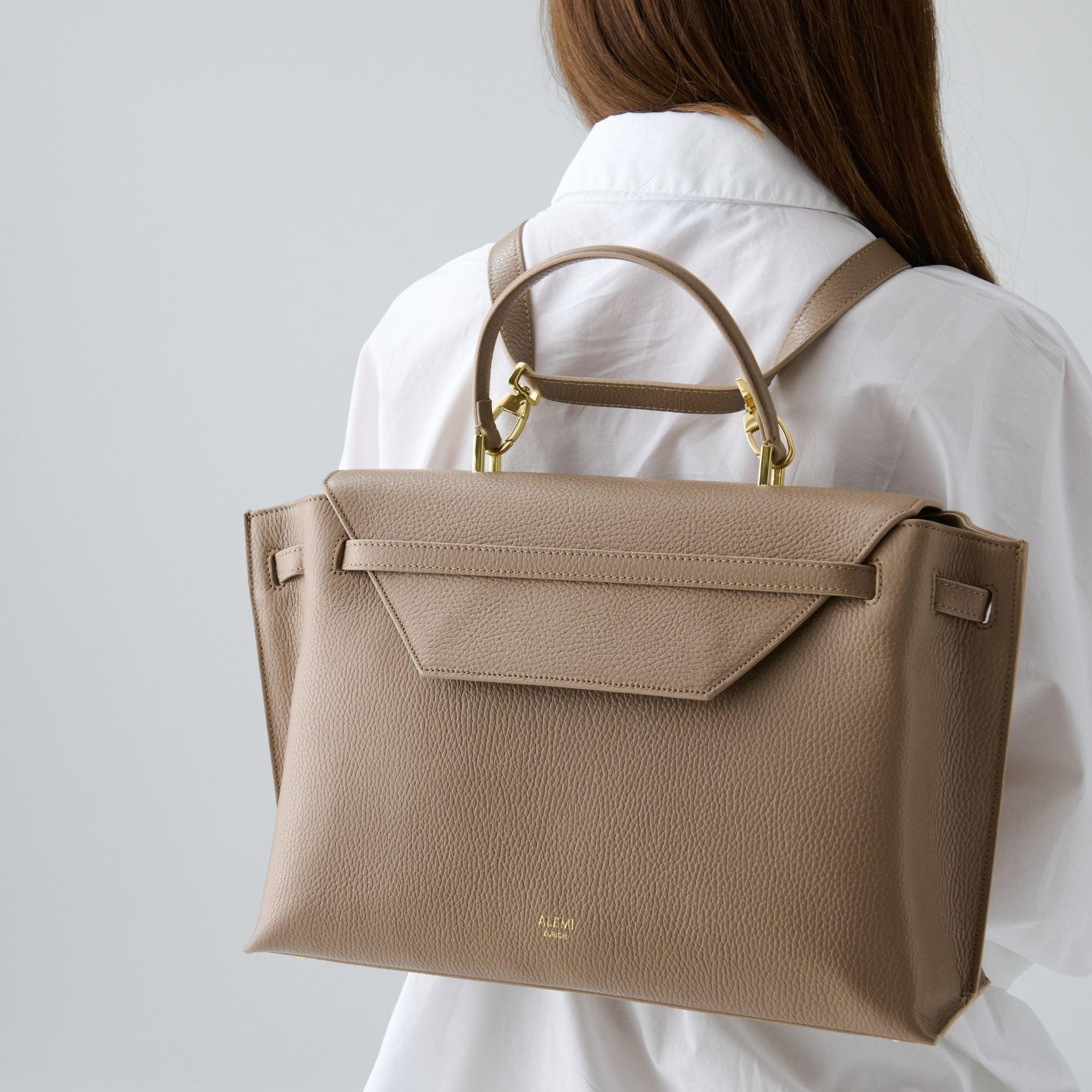 ALEMI Zurich | VIADUKT DAY | Laptop Bag | Greige | Soft Grain Leather | Model carrying bag as backpack